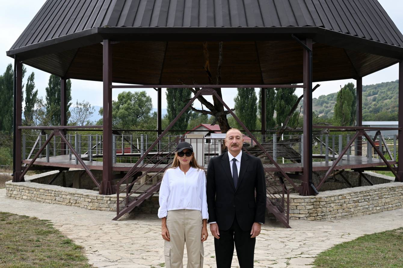 Prezident İlham Əliyev və birinci xanım Mehriban Əliyeva Şamaxıda Pir Ömər Sultan ziyarətgahında aparılan konservasiya işləri ilə tanış olublar - Image 5