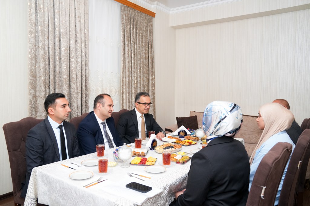 Dövlət Komitəsinin sədri Aİİ-də təhsil alan tələbənin evini ziyarət edib - Image 4