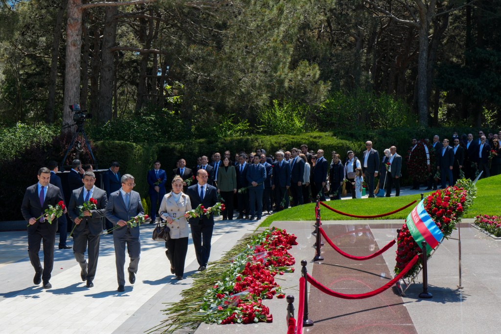 Dövlət Komitəsinin kollektivi Ulu Öndər Heydər Əliyevin məzarını ziyarət ediblər - Image 4
