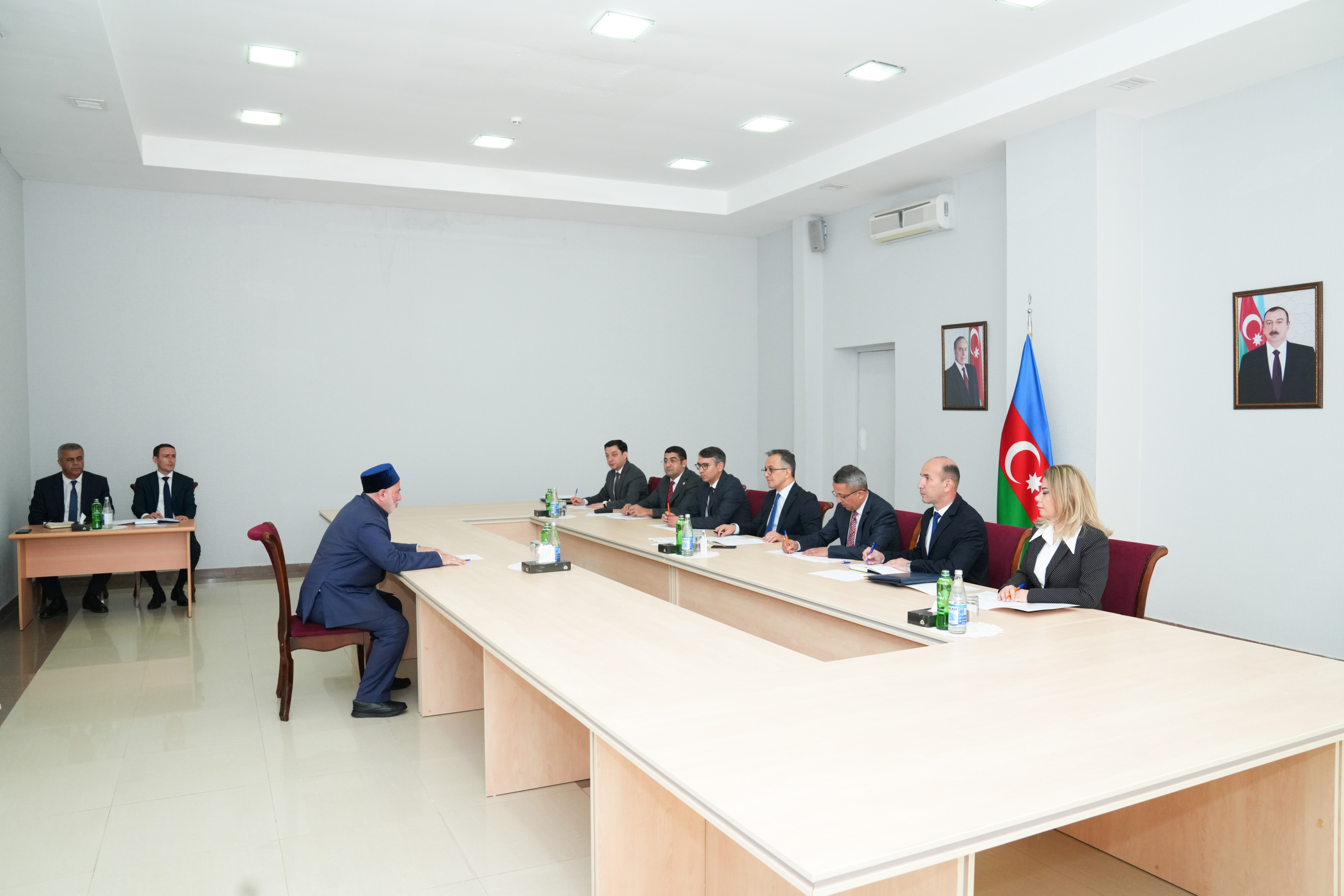 Dövlət Komitəsinin sədri Oğuz rayonunda vətəndaşların müraciətlərini dinləyib