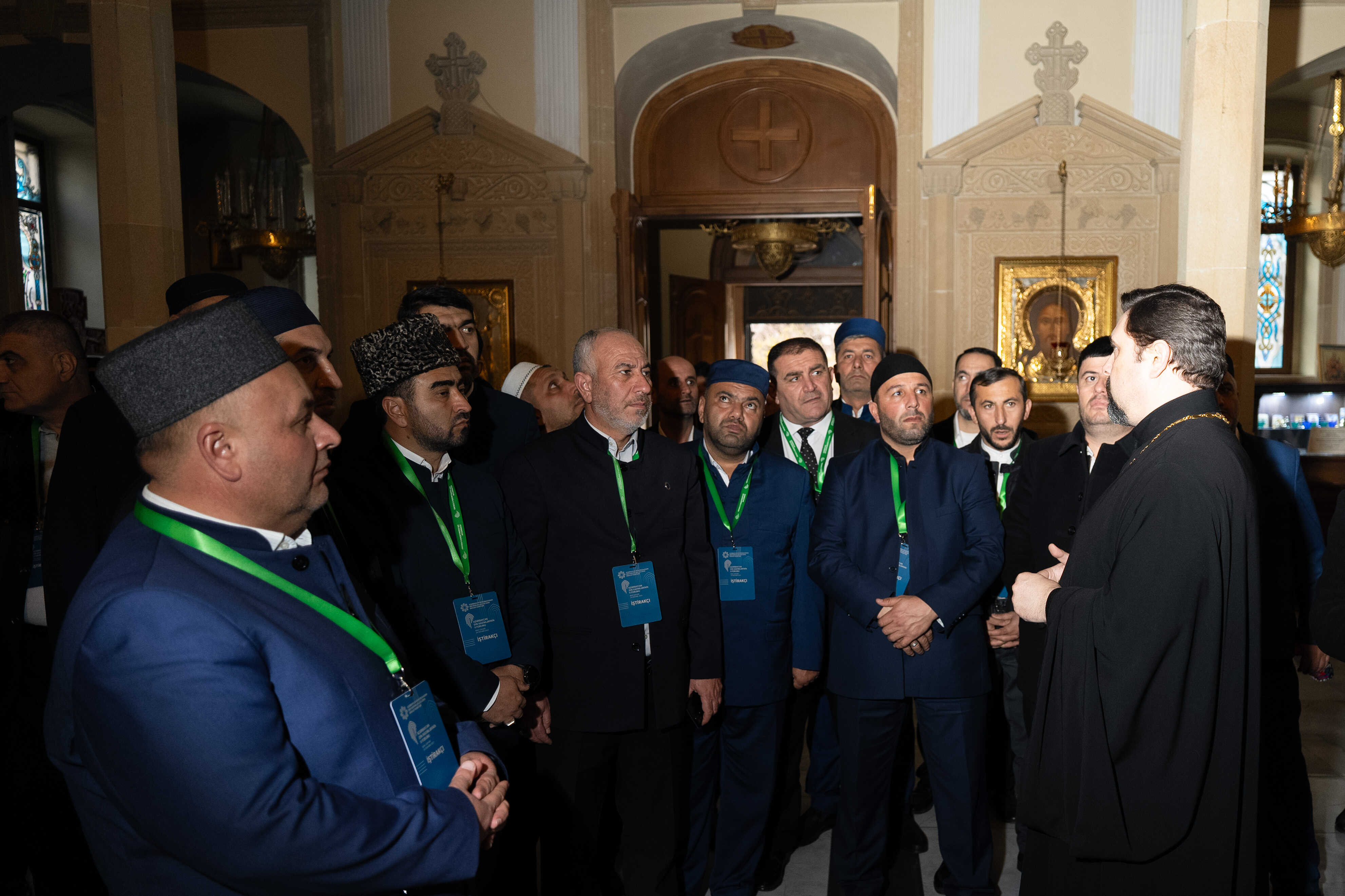 Forum iştirakçıları Müqəddəs Mürdaşıyan Zənənlər Kafedral Kilsəsi və Dağ yəhudiləri sinaqoqunun fəaliyyəti ilə tanış olublar - Image 3