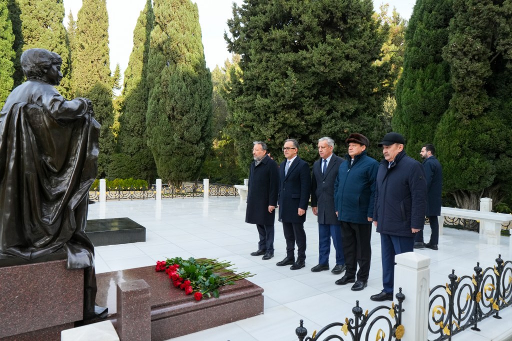Azərbaycan Din Xadimlərinin II Forumunun iştirakçıları Fəxri xiyaban, Zəfər abidəsi və Hərbi Qənimətlər Parkını ziyarət ediblər - Image 5