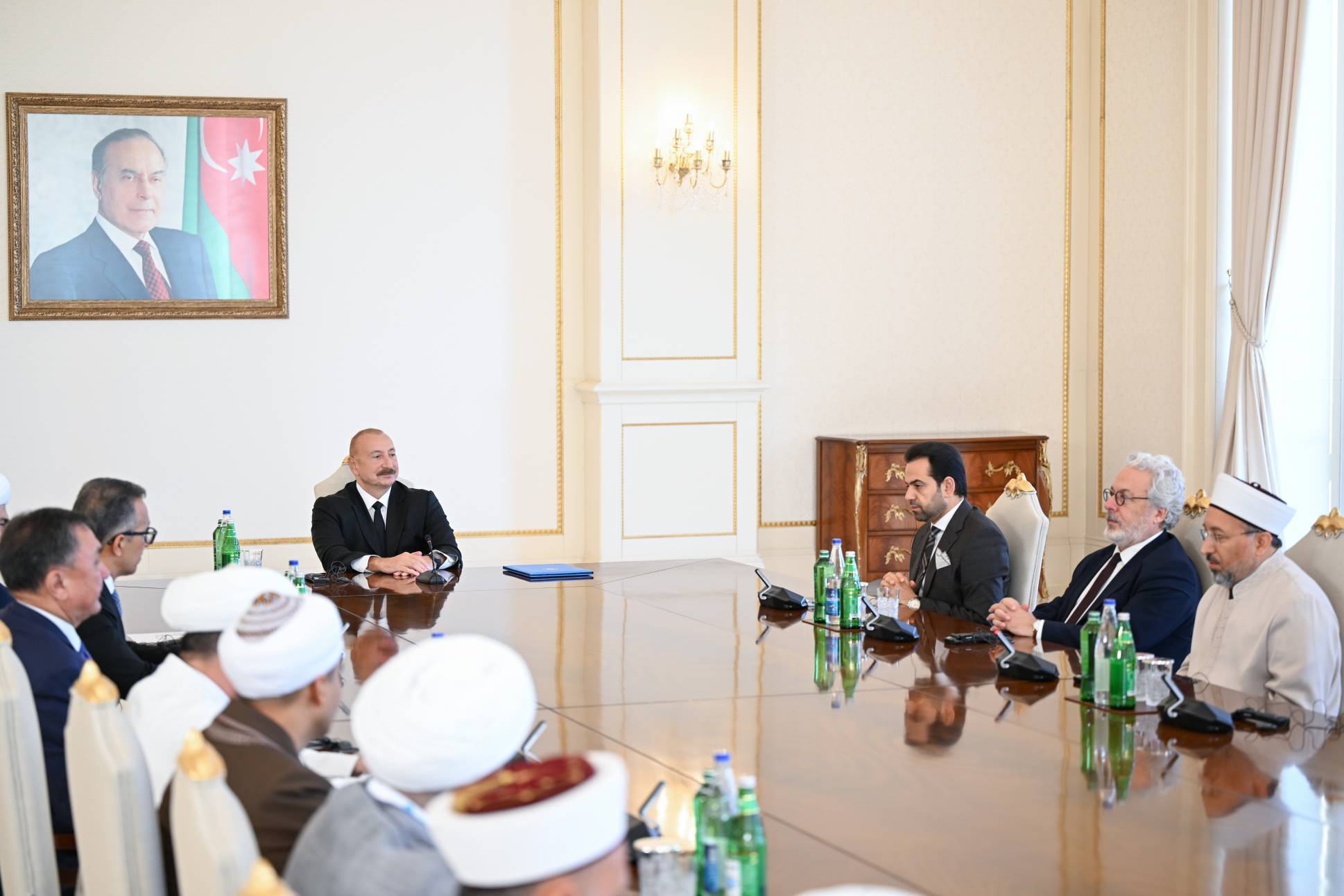 Prezident İlham Əliyev Bakıda keçirilən beynəlxalq konfransların iştirakçılarını qəbul edib - Image 19
