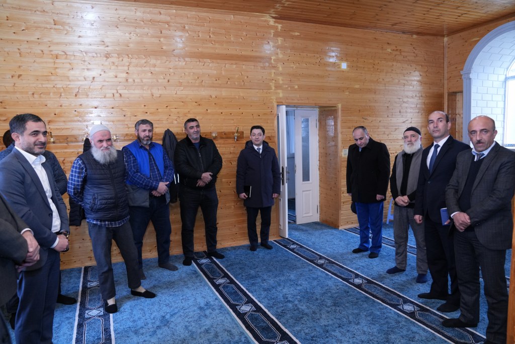 Dövlət Komitəsinin sədri Siyəzən rayonunda yerləşən məscidlərin fəaliyyəti ilə tanış olub - Image 1