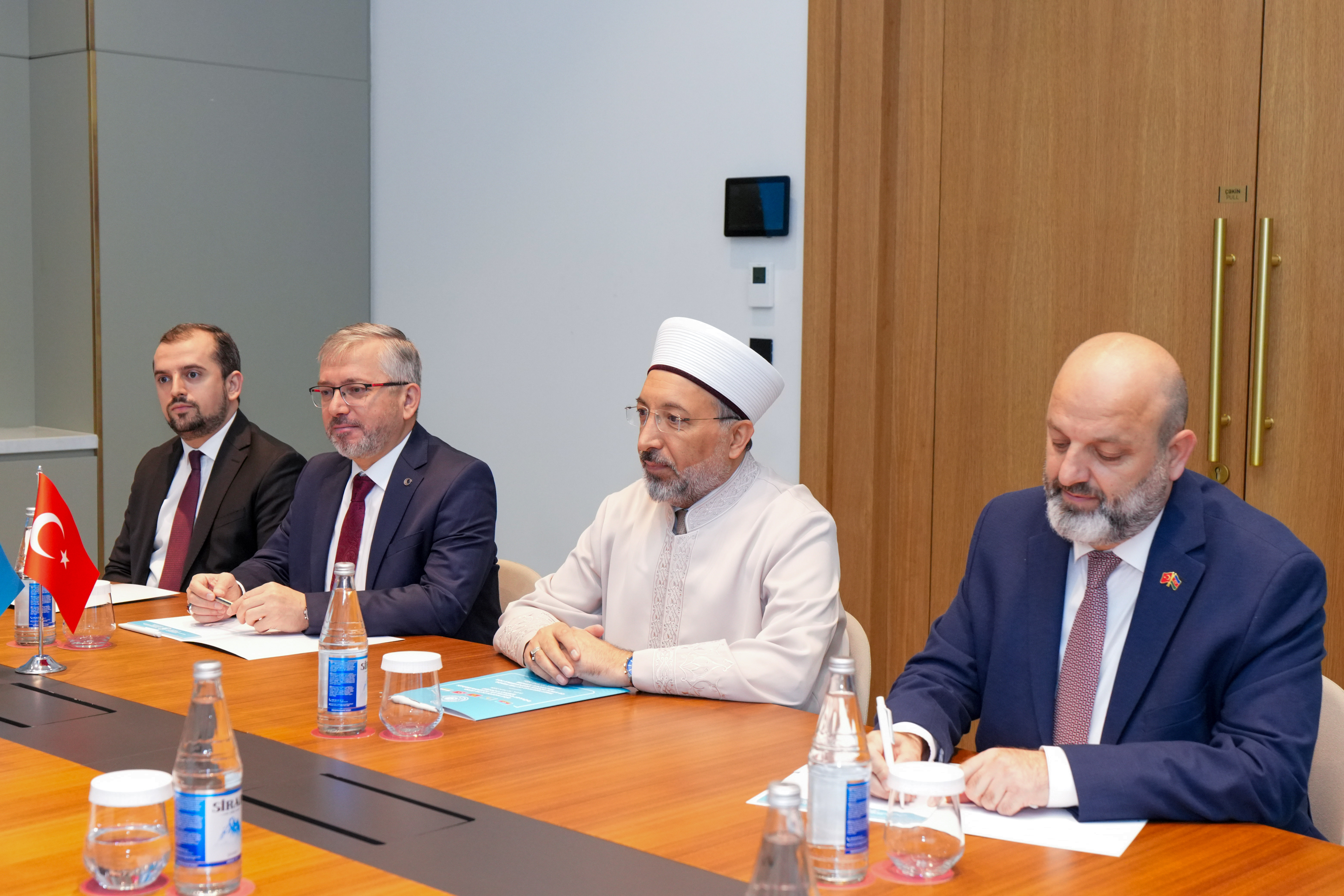 Komitə sədri ilə Türkiyə Diyanət İşləri İdarəsinin sədri Safi Arpaquş arasında görüş keçirilib - Image 2