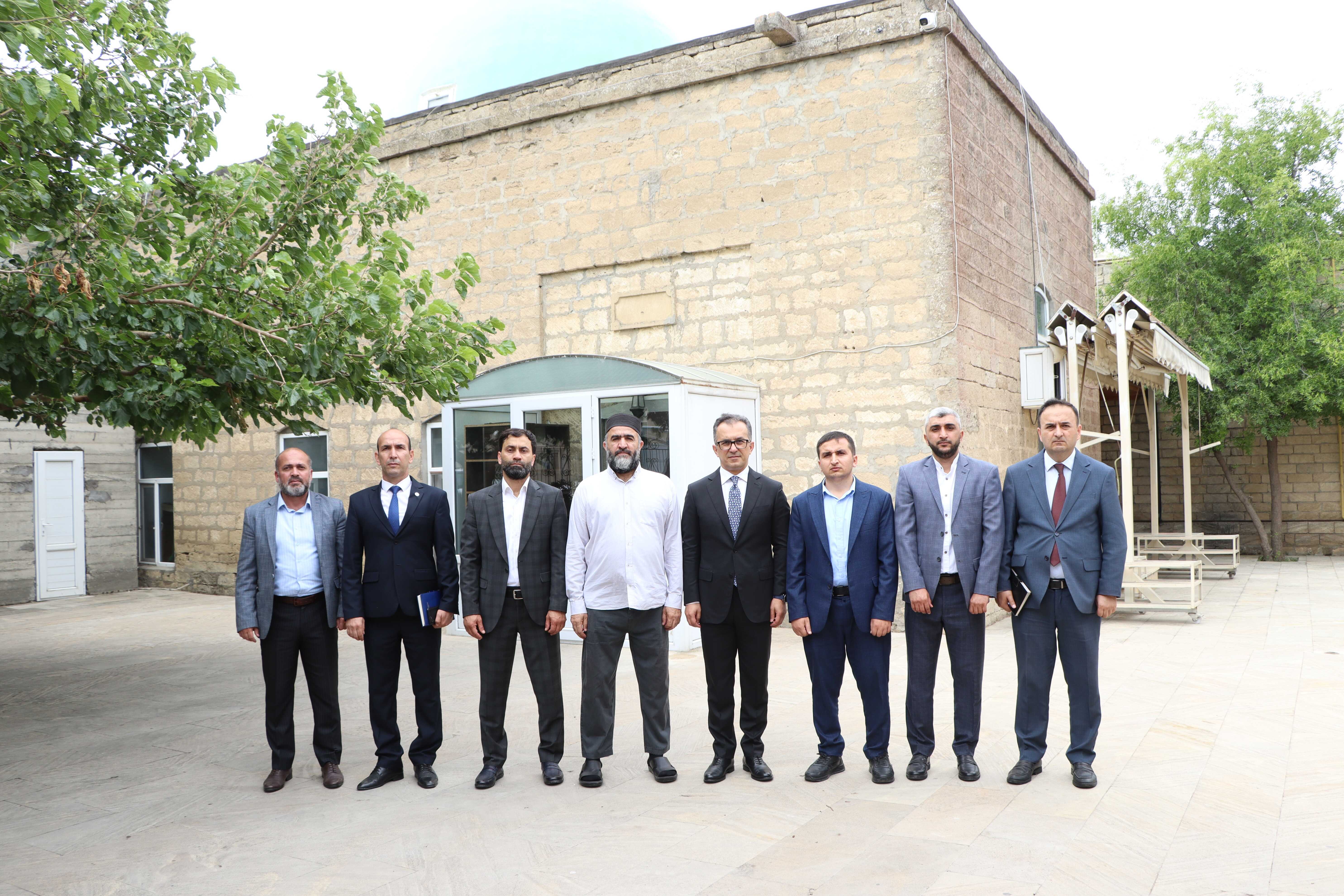 Komitə sədri Xəzər rayonunda yerləşən məscidləri ziyarət edib