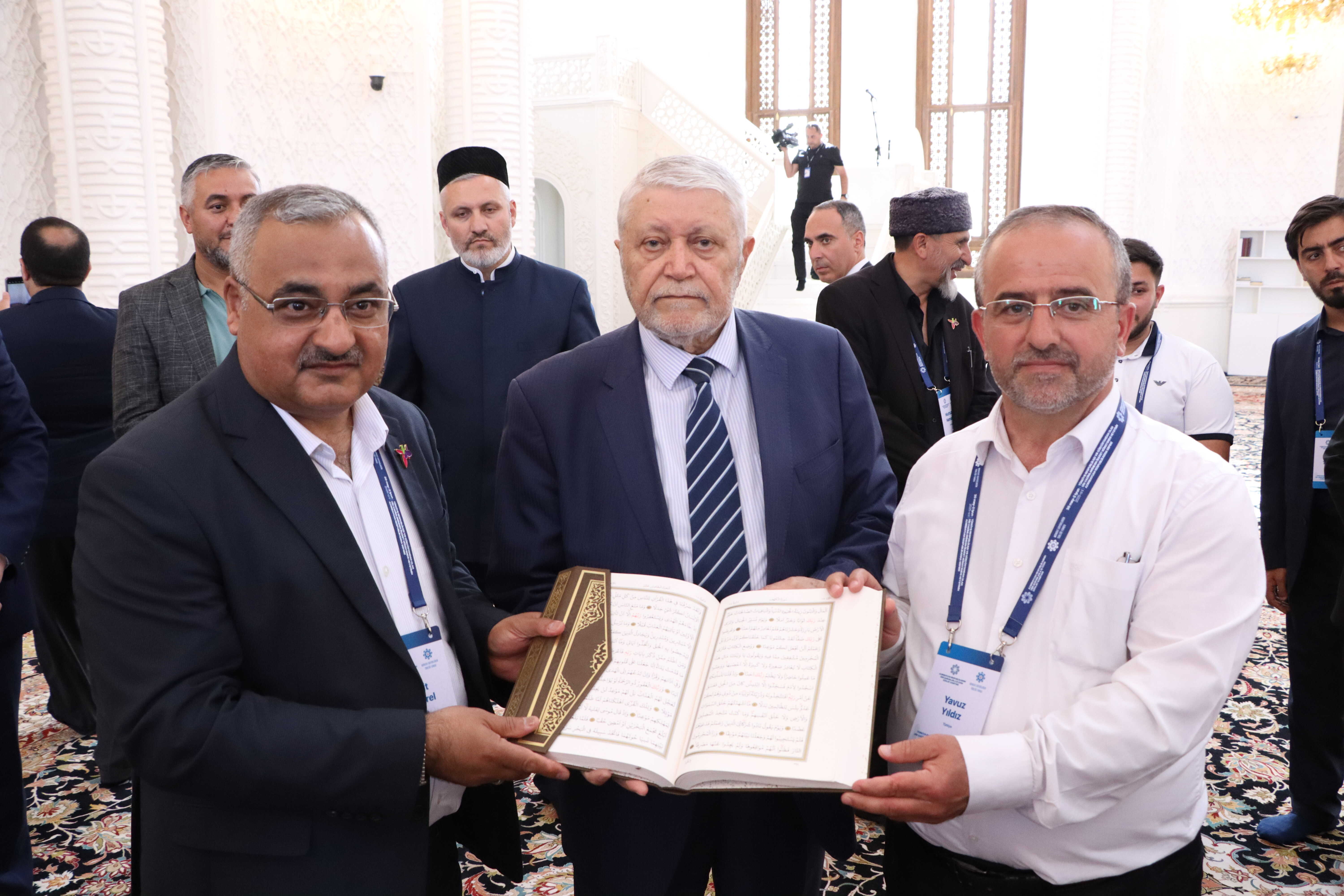 Azərbaycanda səfərdə olan din xadimləri Bakıda bir sıra ibadətgahların fəaliyyəti ilə tanış olublar - Image 4