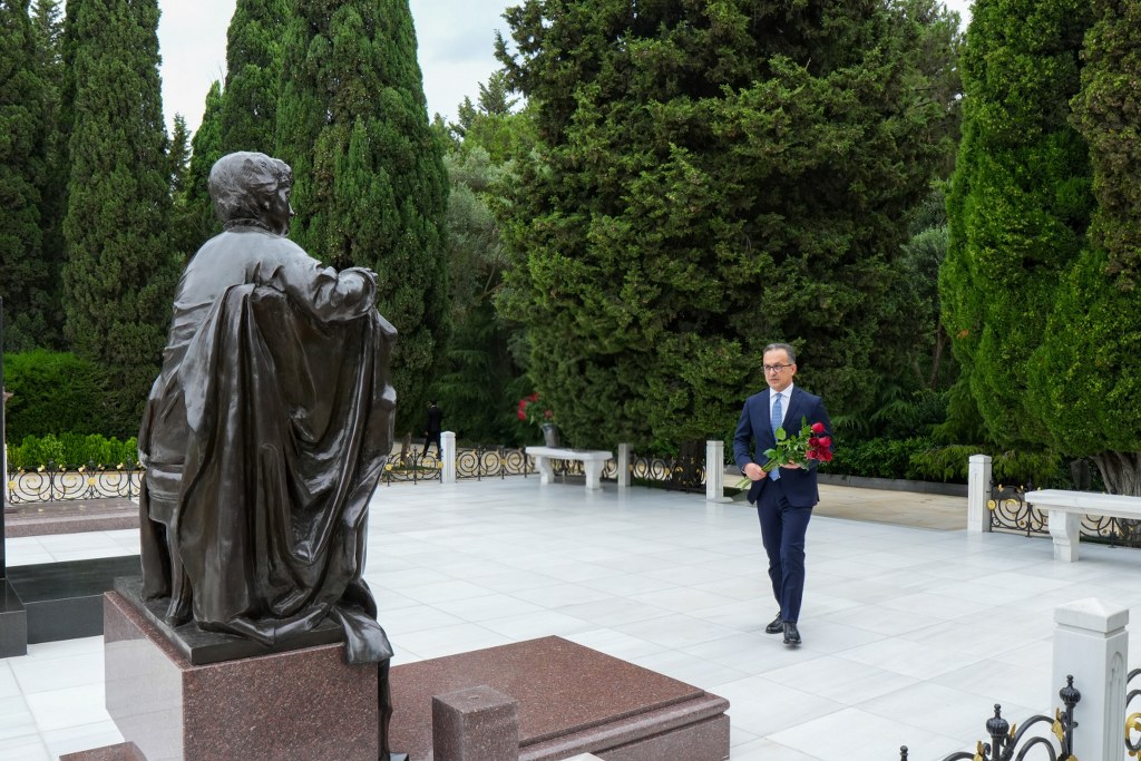 Dini Qurumlarla İş üzrə Dövlət Komitəsinin, tabeliyindəki qurumların kollektivi Fəxri xiyabanı və Şəhidlər xiyabanını ziyarət edib. - Image 4