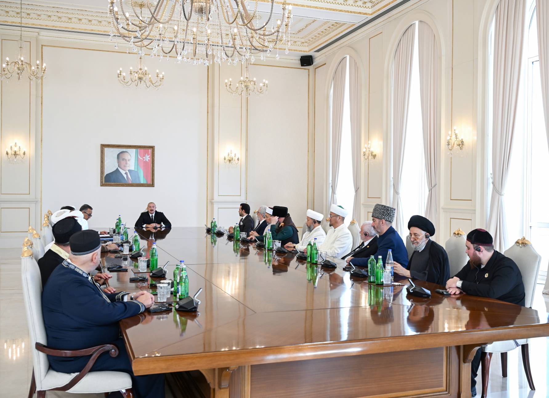 Prezident İlham Əliyev Bakıda keçirilən beynəlxalq konfransların iştirakçılarını qəbul edib - Image 4