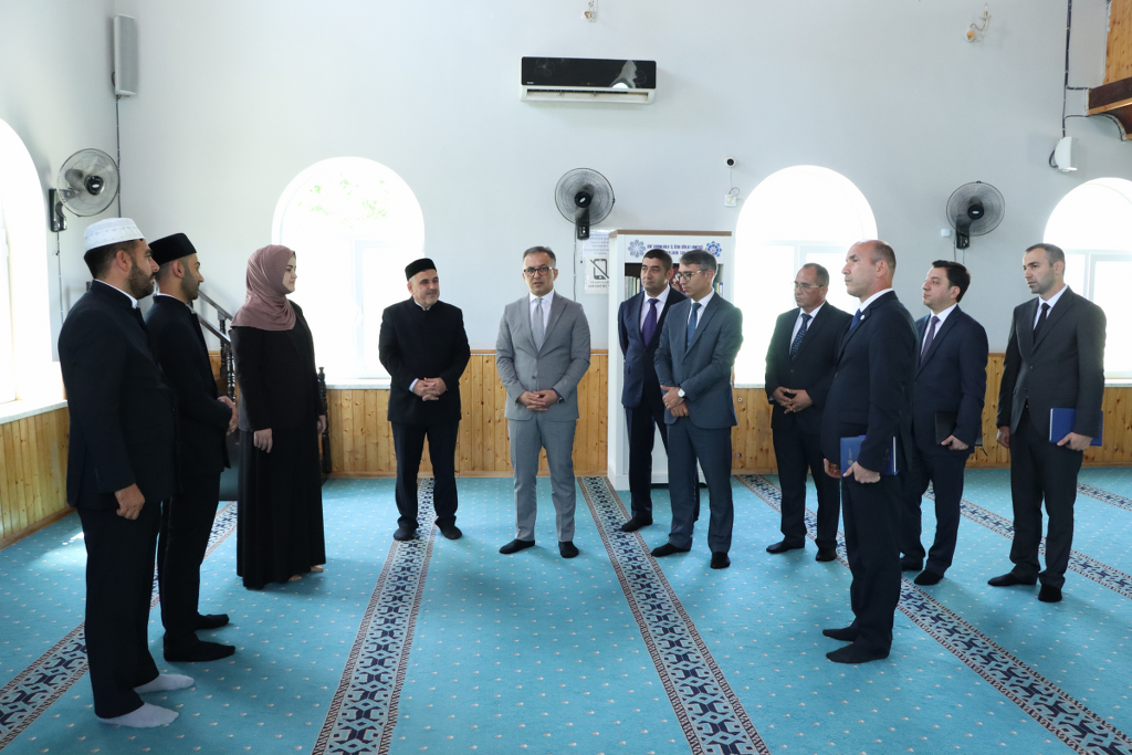 Dövlət Komitəsinin sədri Ağsu şəhərində məscidlərin fəaliyyəti ilə tanış olub - Image 11