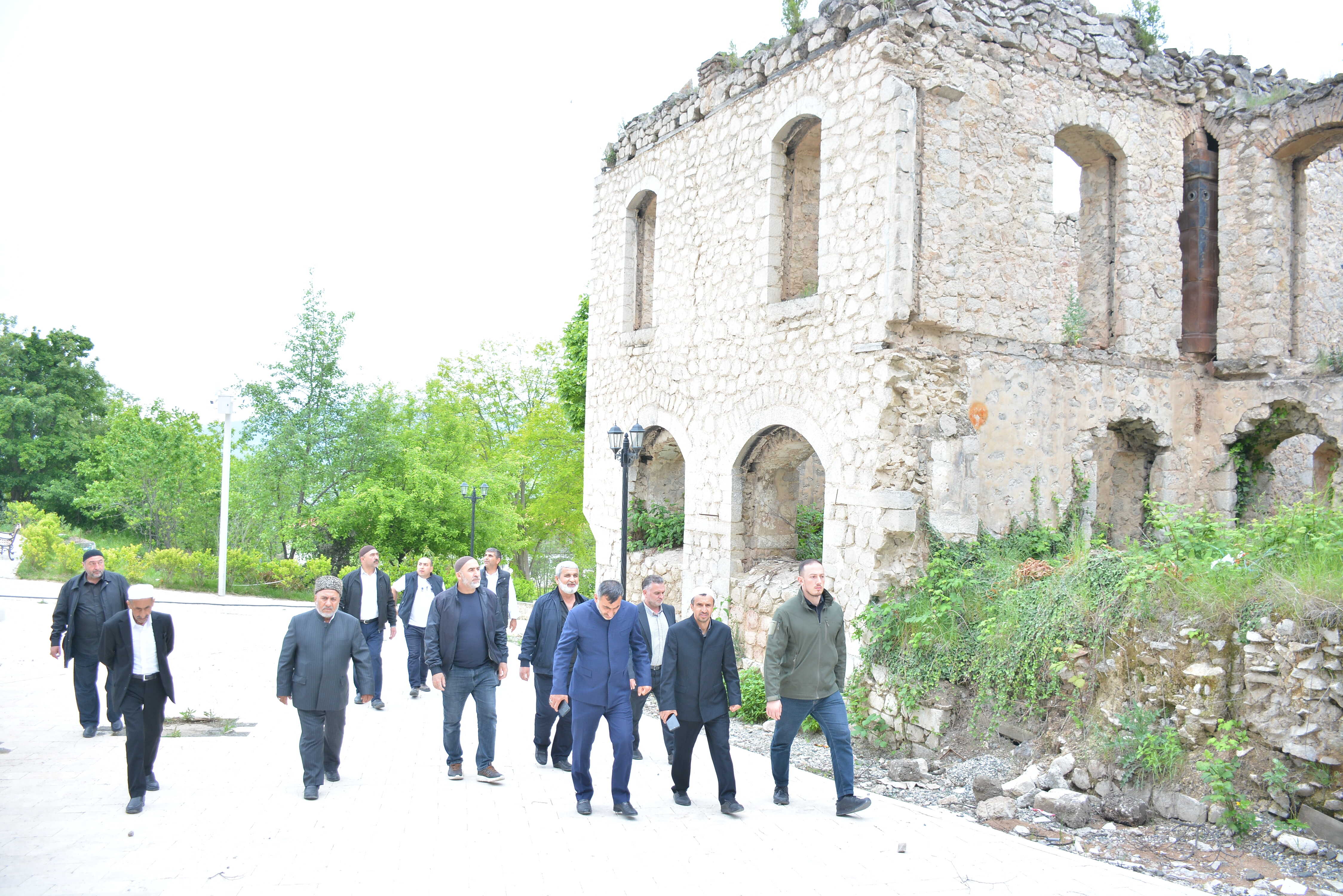 Din xadimləri Qarabağ və Şərqi Zəngəzurdakı tarixi-dini abidələri ziyarət ediblər - Image 13