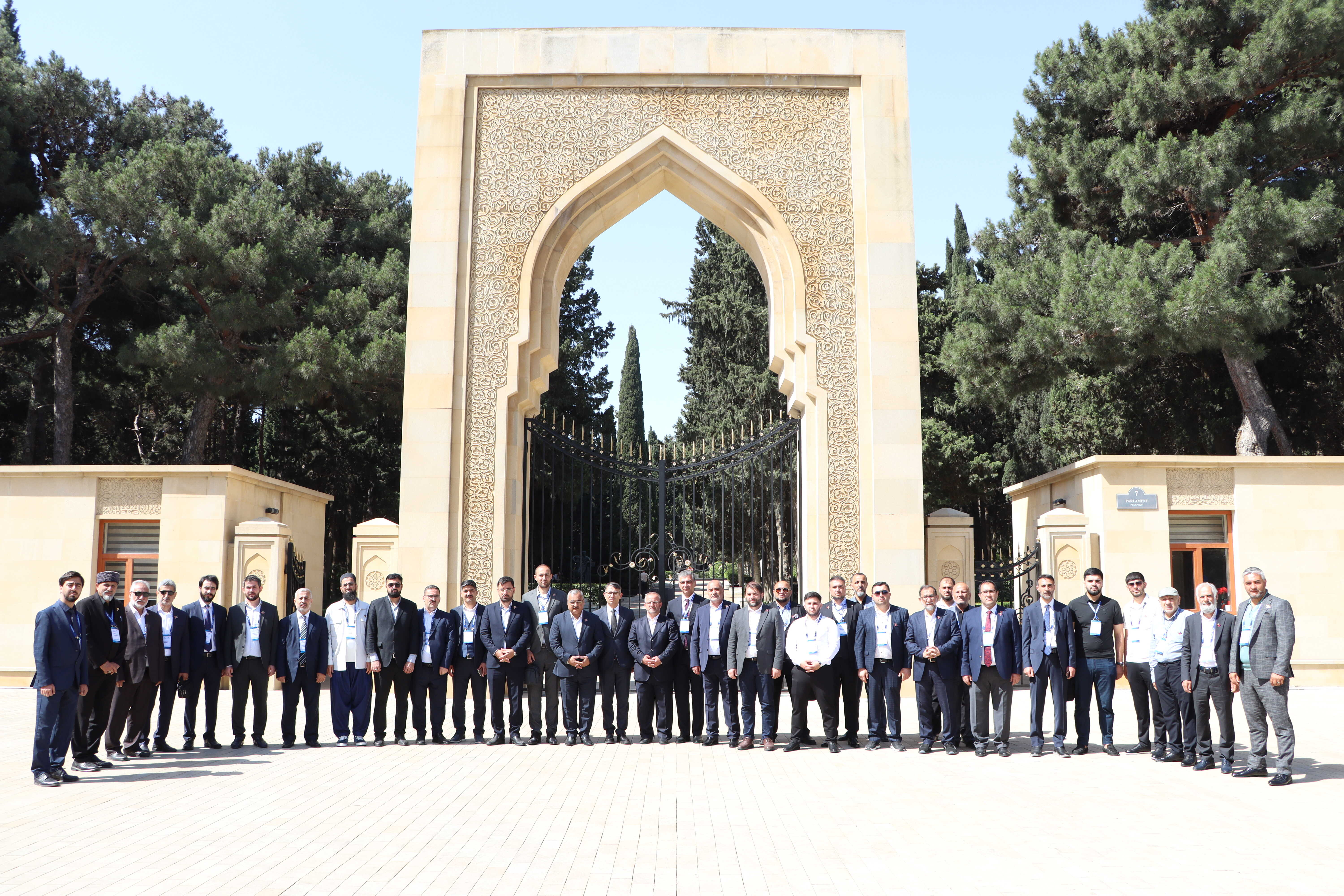 Din xadimləri Fəxri xiyabanı və Şəhidlər xiyabanını, Türk şəhidliyi abidəsini ziyarət ediblər - Image 6