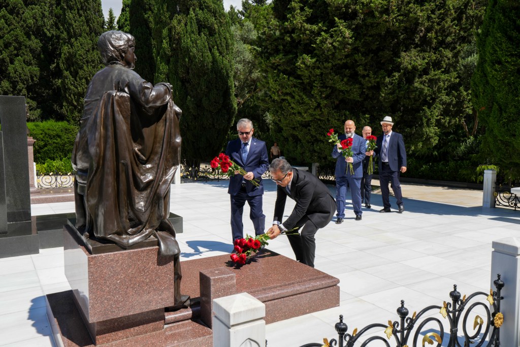 TDT-yə üzv ölkələrin dini məsələlər üzrə dövlət qurumları rəhbərləri Fəxri Xiyabanı və Zəfər abidəsini ziyarət ediblər - Image 4