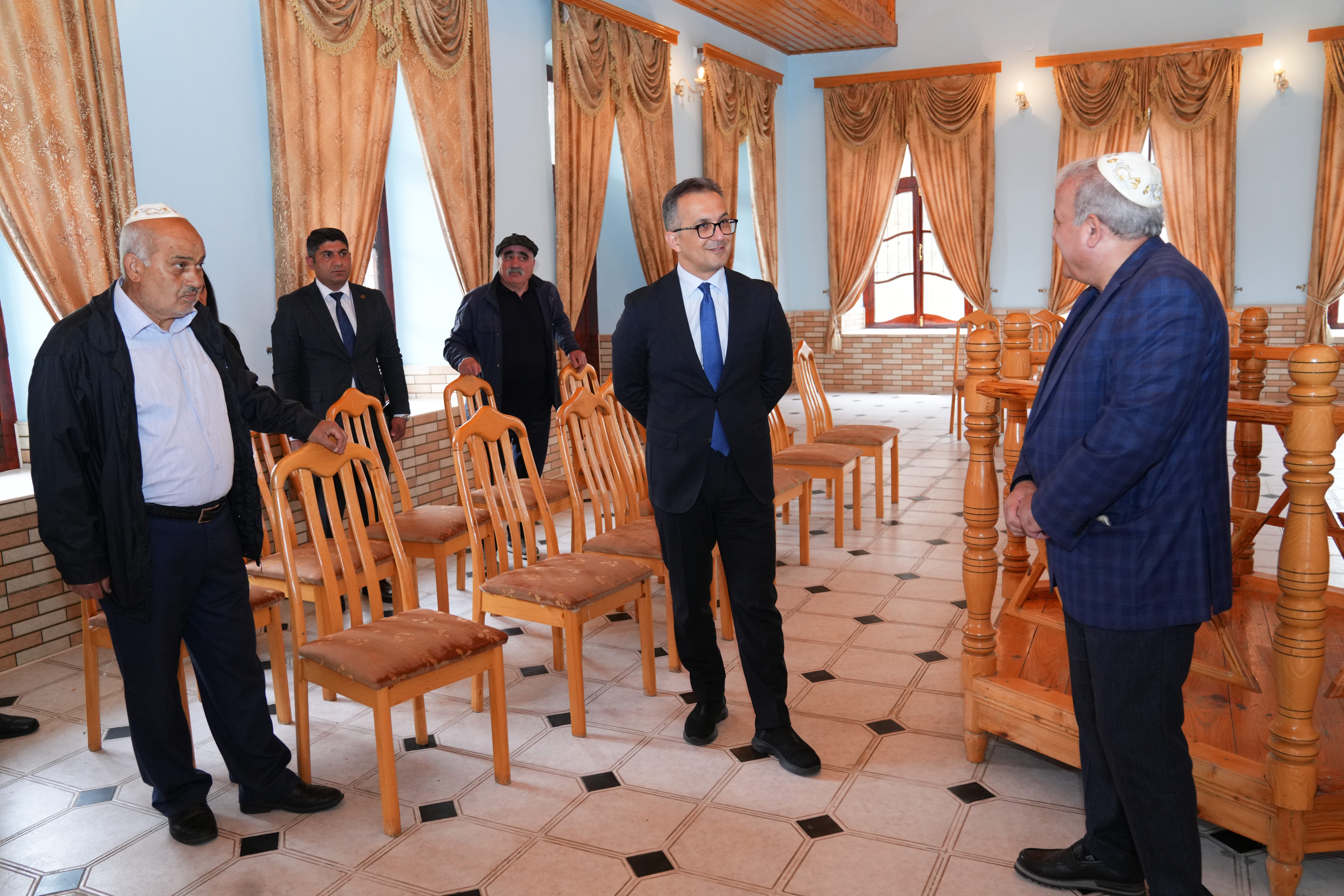 Komitə sədri Oğuz rayonununda dini ibadət yerlərini ziyarət edib - Image 8