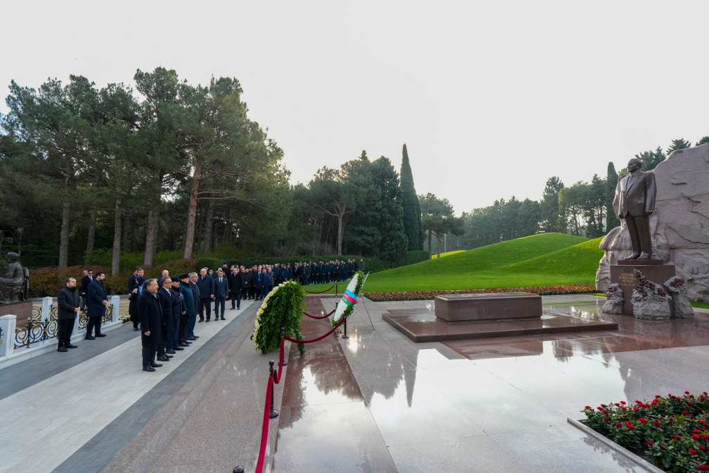 Azərbaycan Din Xadimlərinin II Forumunun iştirakçıları Fəxri xiyaban, Zəfər abidəsi və Hərbi Qənimətlər Parkını ziyarət ediblər - Image 3