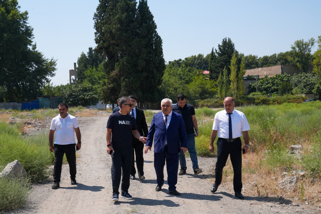 Bərdədə yeni qəbiristanlığın salınması nəzərdə tutulan əraziyə baxış keçirilib - Image 1