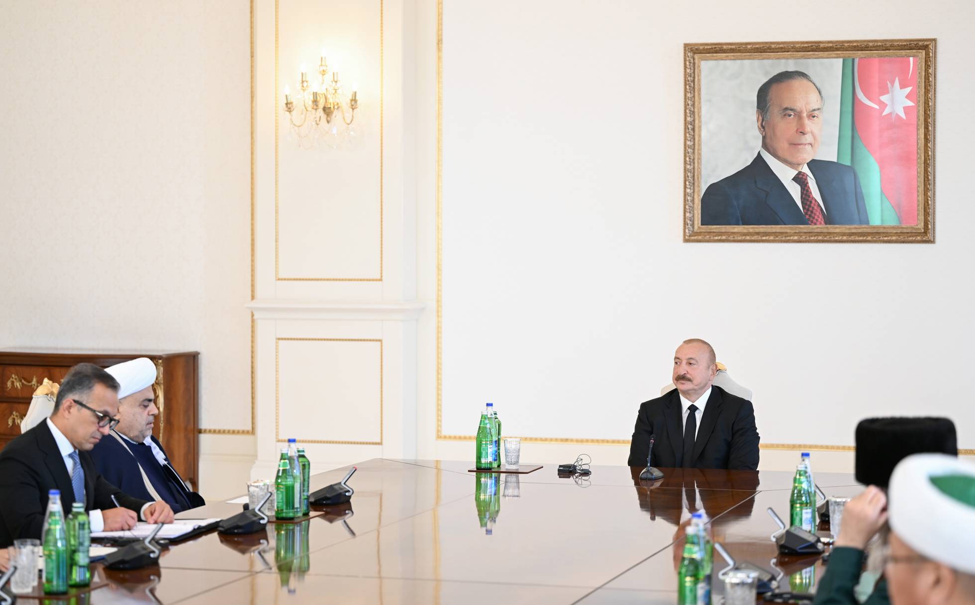 Prezident İlham Əliyev Bakıda keçirilən beynəlxalq konfransların iştirakçılarını qəbul edib - Image 15