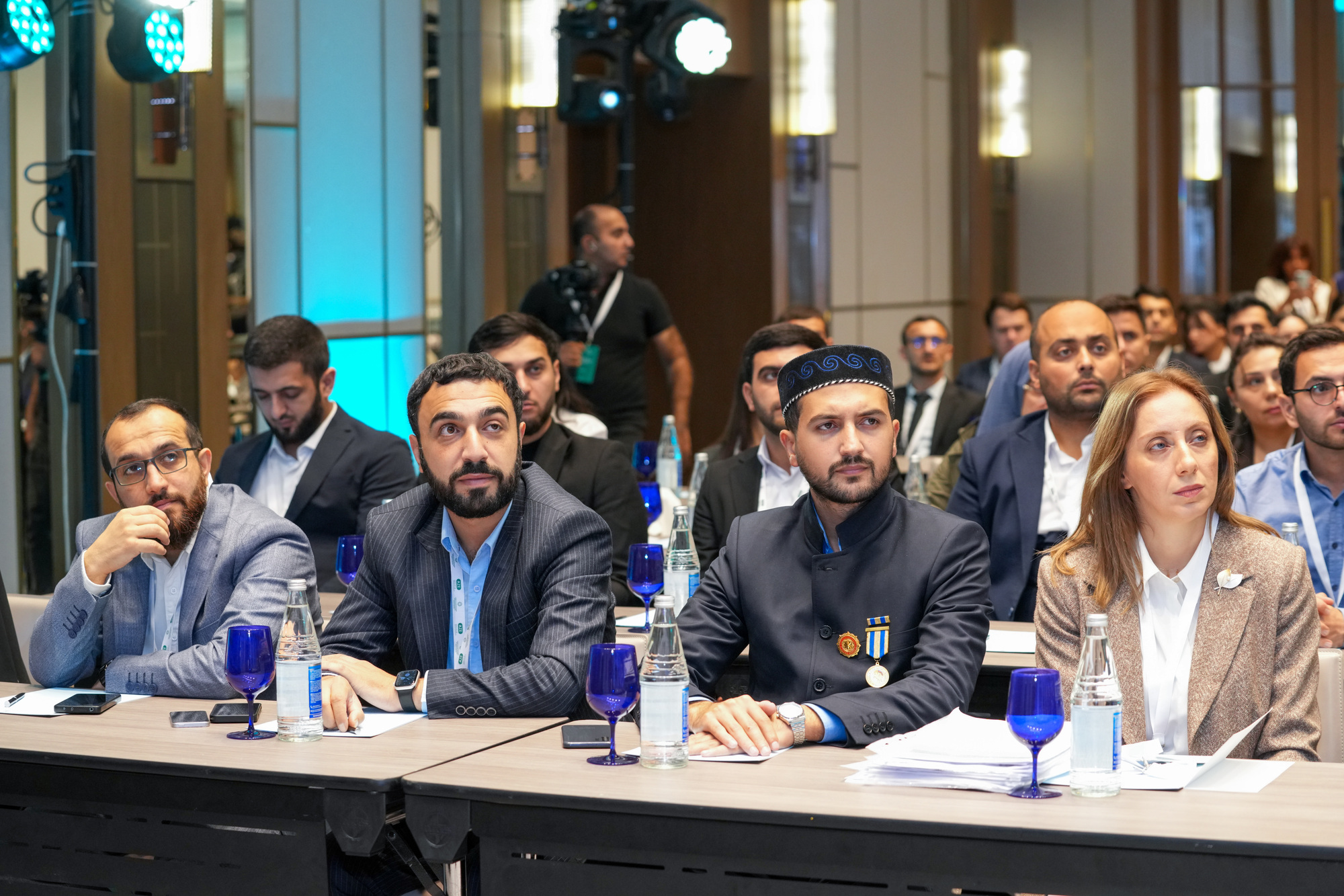 Bakıda “Gənc nəslin milli-mənəvi dəyərlər ruhunda tərbiyəsi” mövzusunda konfrans keçirilir - Image 15