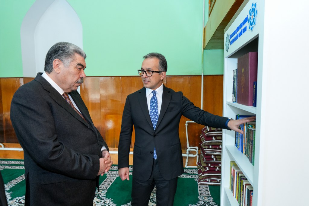 Dövlət Komitəsinin sədri Salyan şəhərində yerləşən məscidlərin fəaliyyəti ilə tanış olub - Image 6