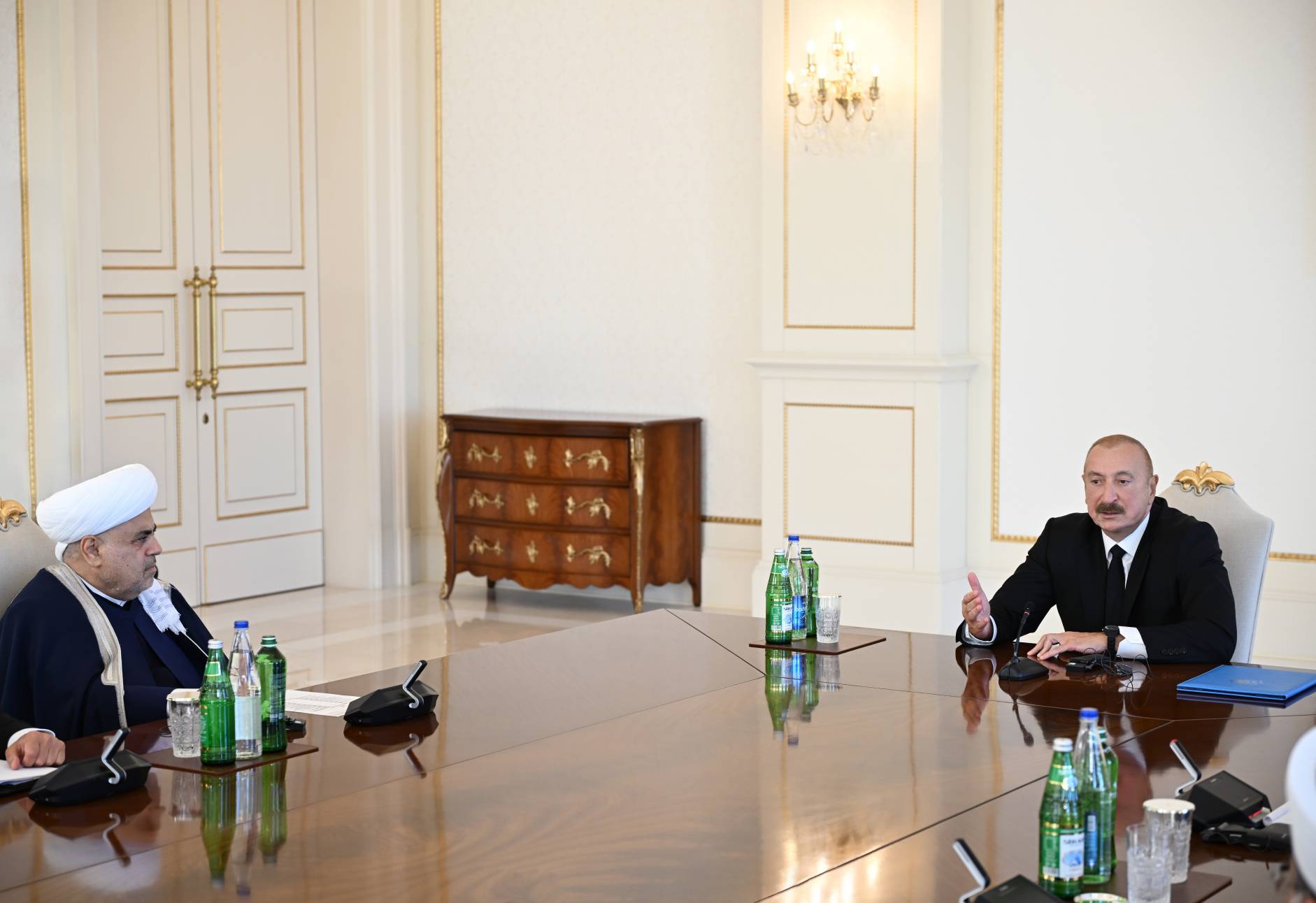 Prezident İlham Əliyev Bakıda keçirilən beynəlxalq konfransların iştirakçılarını qəbul edib - Image 6