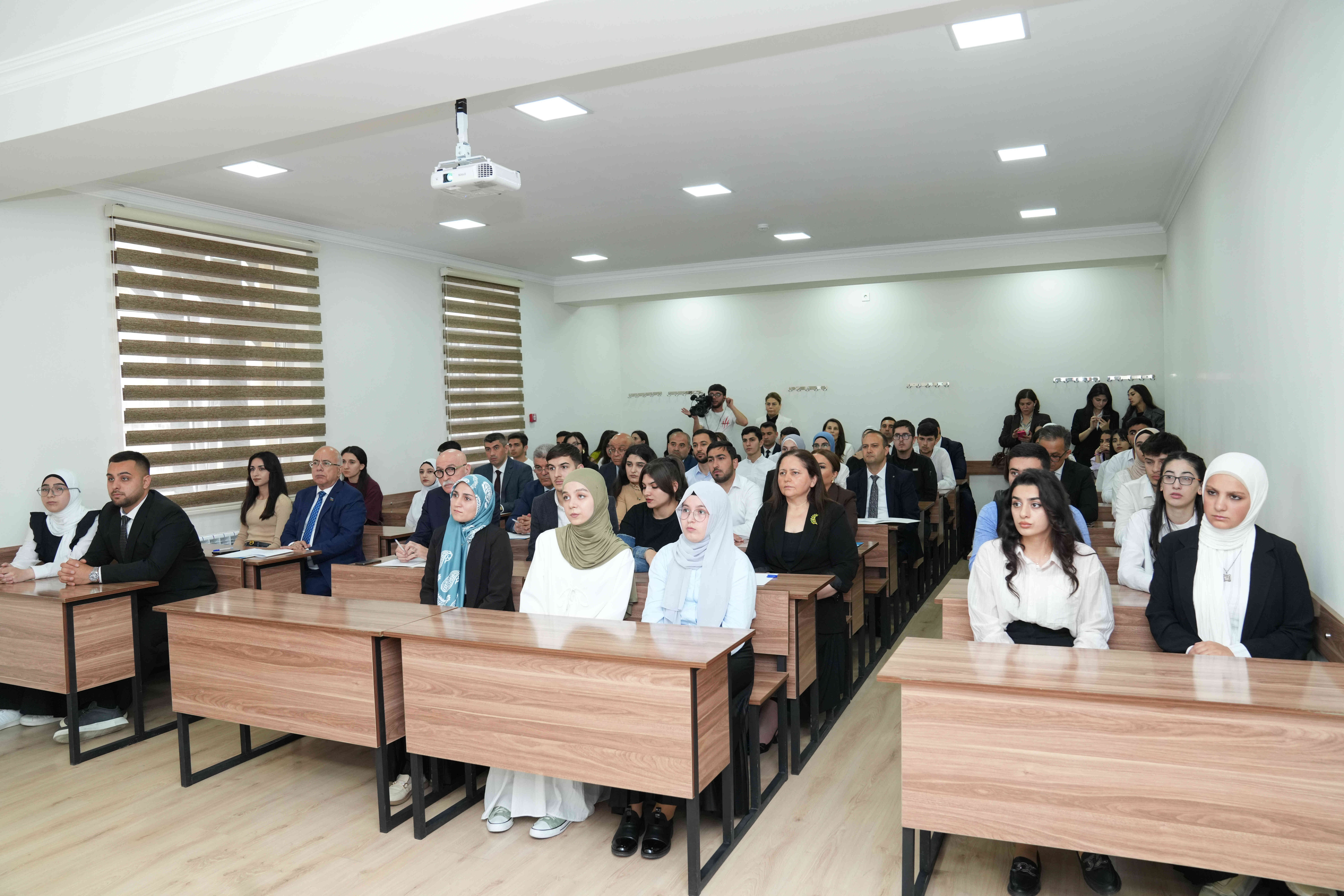 Azərbaycan İlahiyyat İnstitutunda “Ailə dəyərlərimizə gənclərin baxışı” mövzusunda açıq dərs formatında tədbir keçirilib - Image 40
