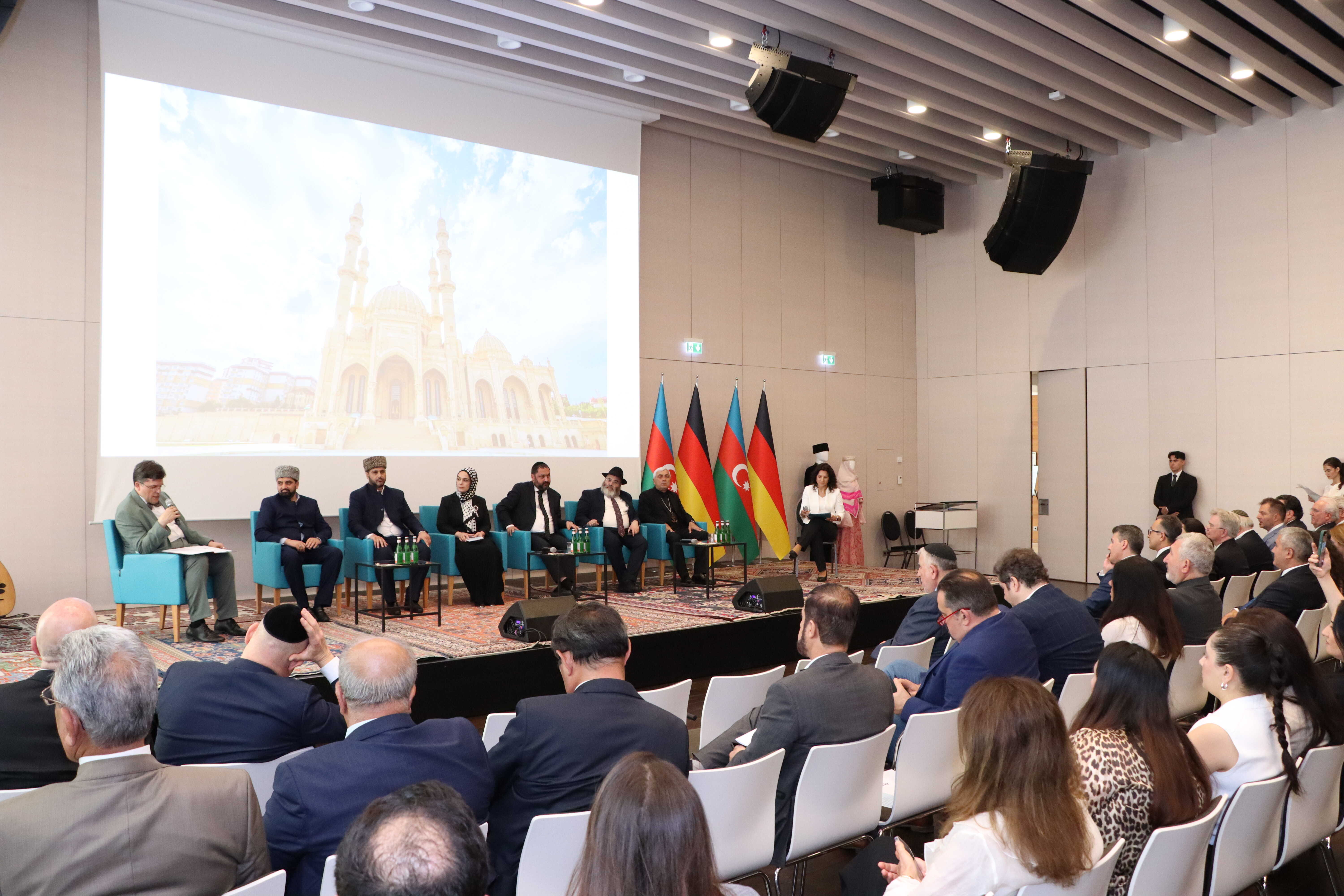 Berlində “Müxtəliflikdə birlik: dialoqda dinlərarasi sədalar” adlı tədbir keçirilib - Image 9