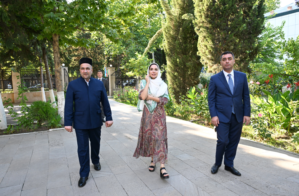 Leyla Əliyeva Yevlaxda Cümə məscidini ziyarət edib - Image 4
