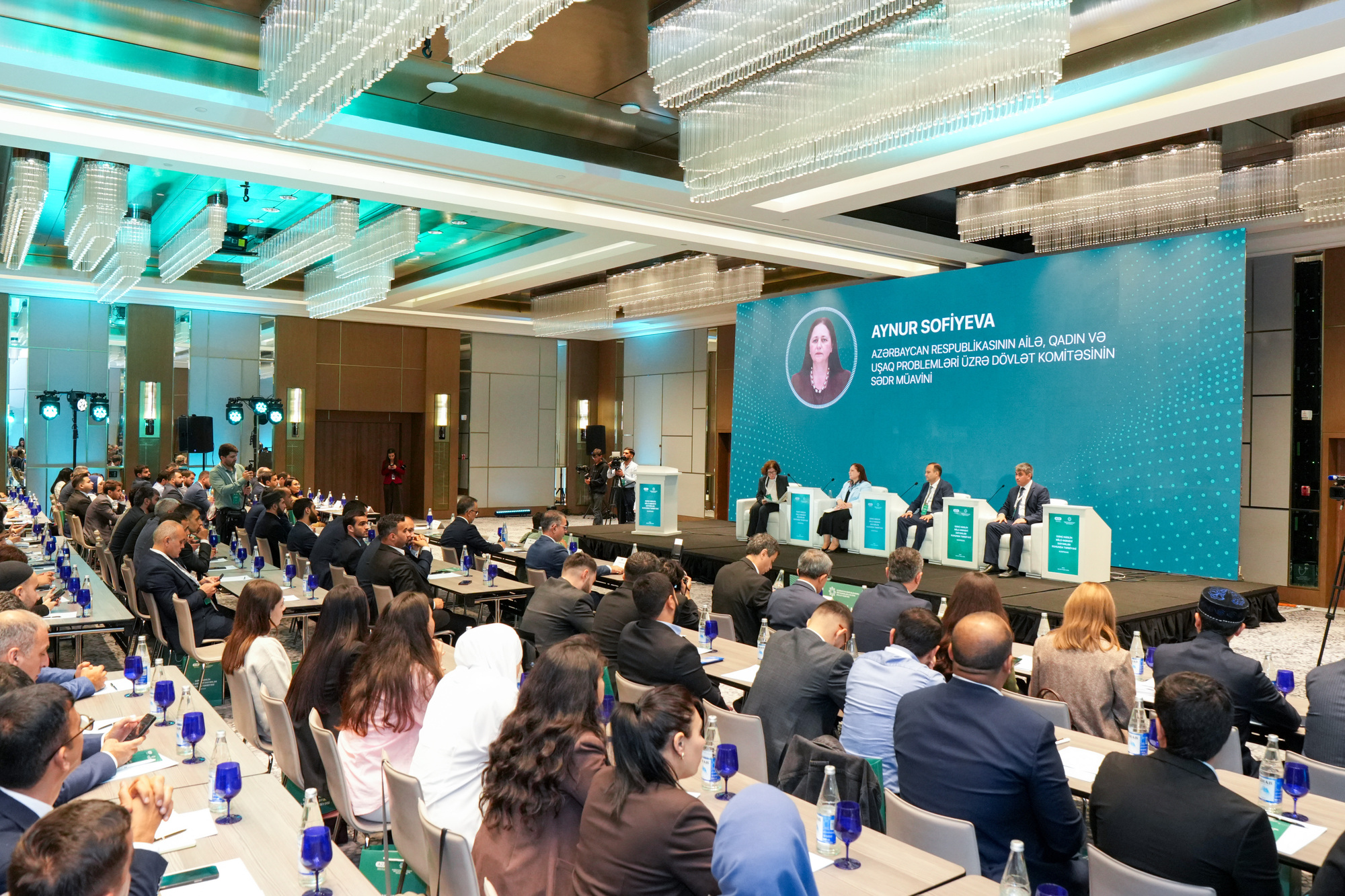 “Gənc nəslin milli-mənəvi dəyərlər ruhunda tərbiyəsi” mövzusunda konfrans işini panel sessiyalarla davam etdirir - Image 6