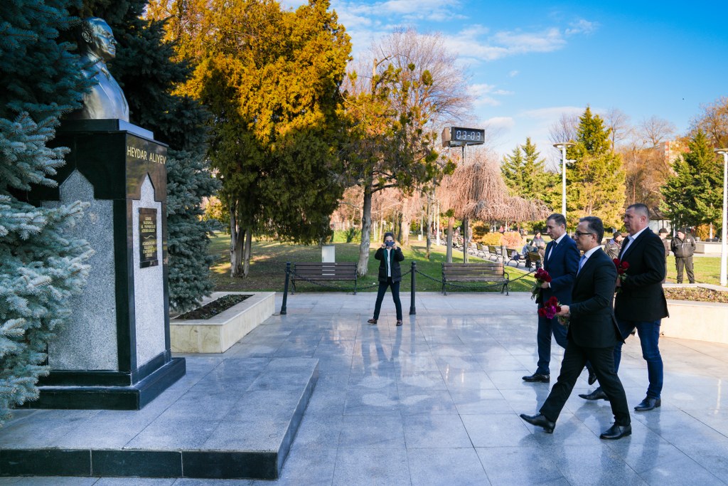 Buxarestdə Ümummilli Lider Heydər Əliyevin abidəsi ziyarət edilib - Image 3