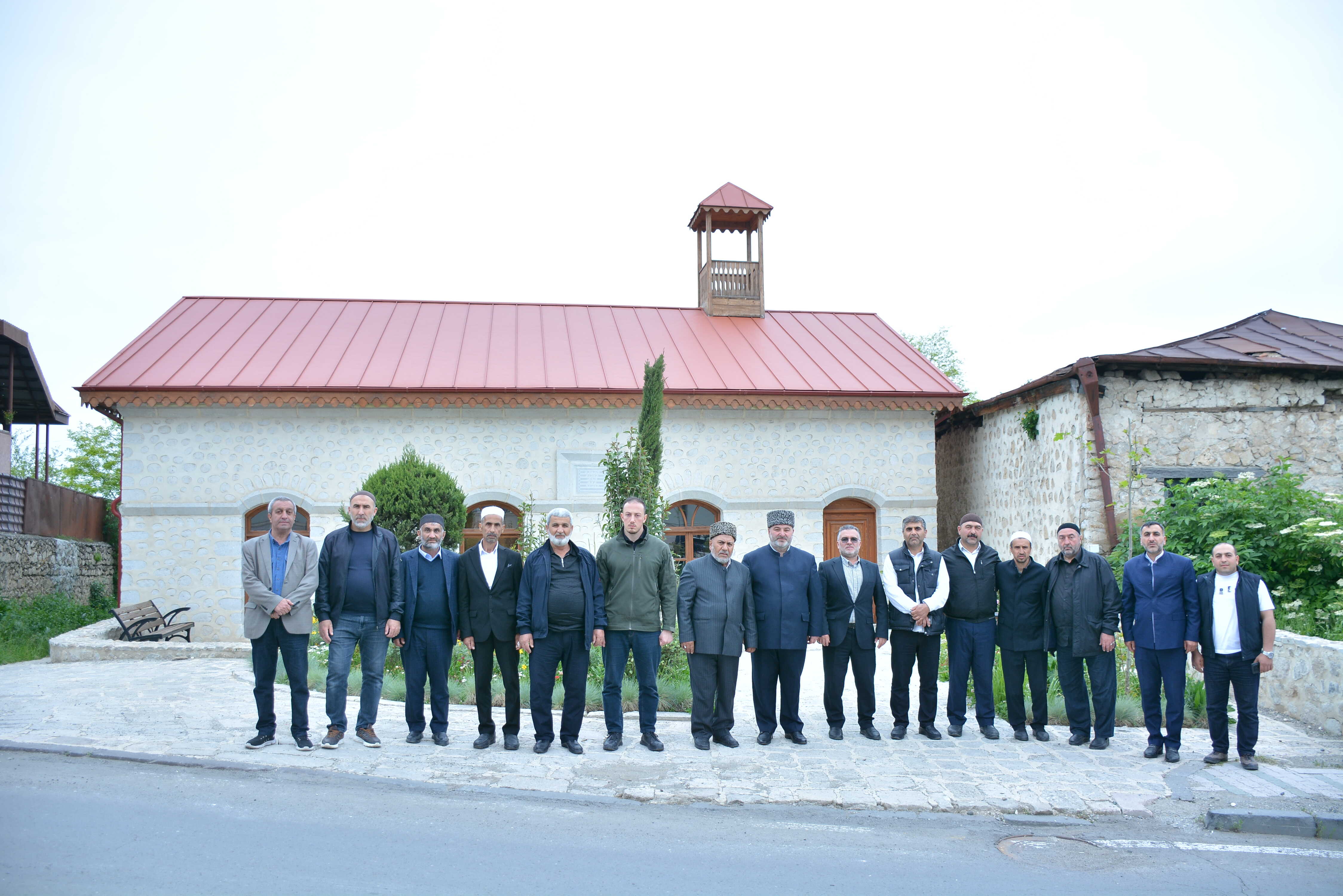 Din xadimləri Qarabağ və Şərqi Zəngəzurdakı tarixi-dini abidələri ziyarət ediblər - Image 2