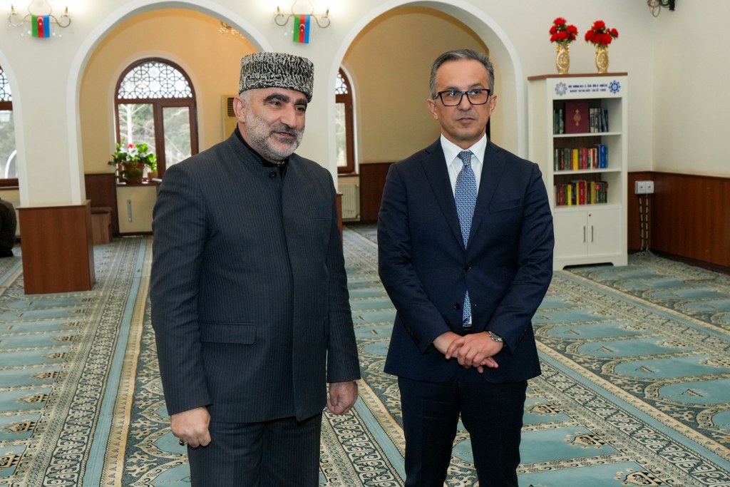 Dövlət Komitəsinin sədri Sumqayıtda dini ibadətgahları ziyarət edib - Image 4