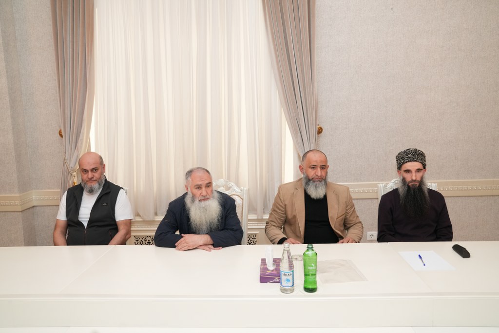 Dövlət Komitəsinin sədri Abşeronda vətəndaşları qəbul edib - Image 1