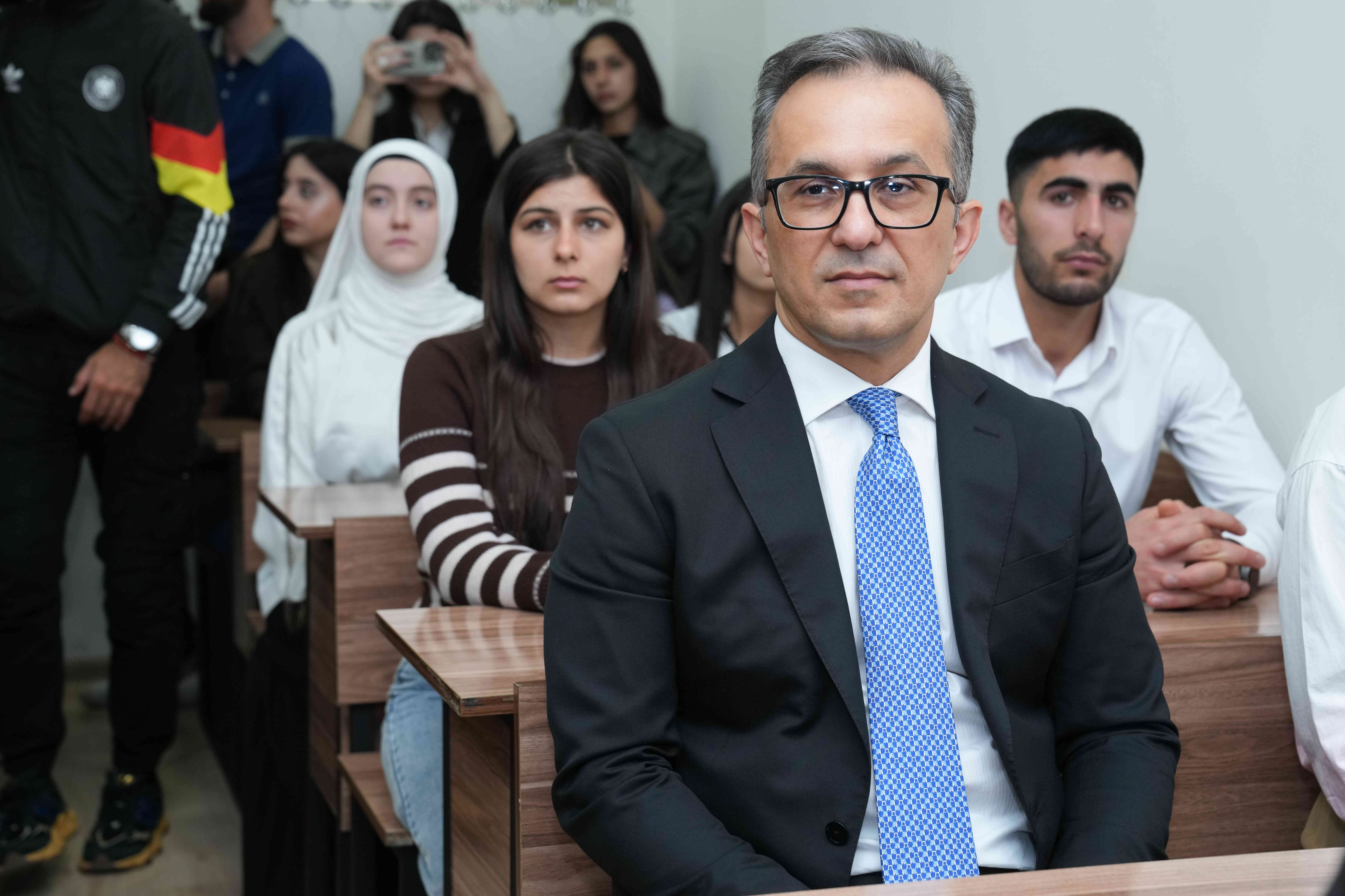 Azərbaycan İlahiyyat İnstitutunda “Ailə dəyərlərimizə gənclərin baxışı” mövzusunda açıq dərs formatında tədbir keçirilib - Image 35
