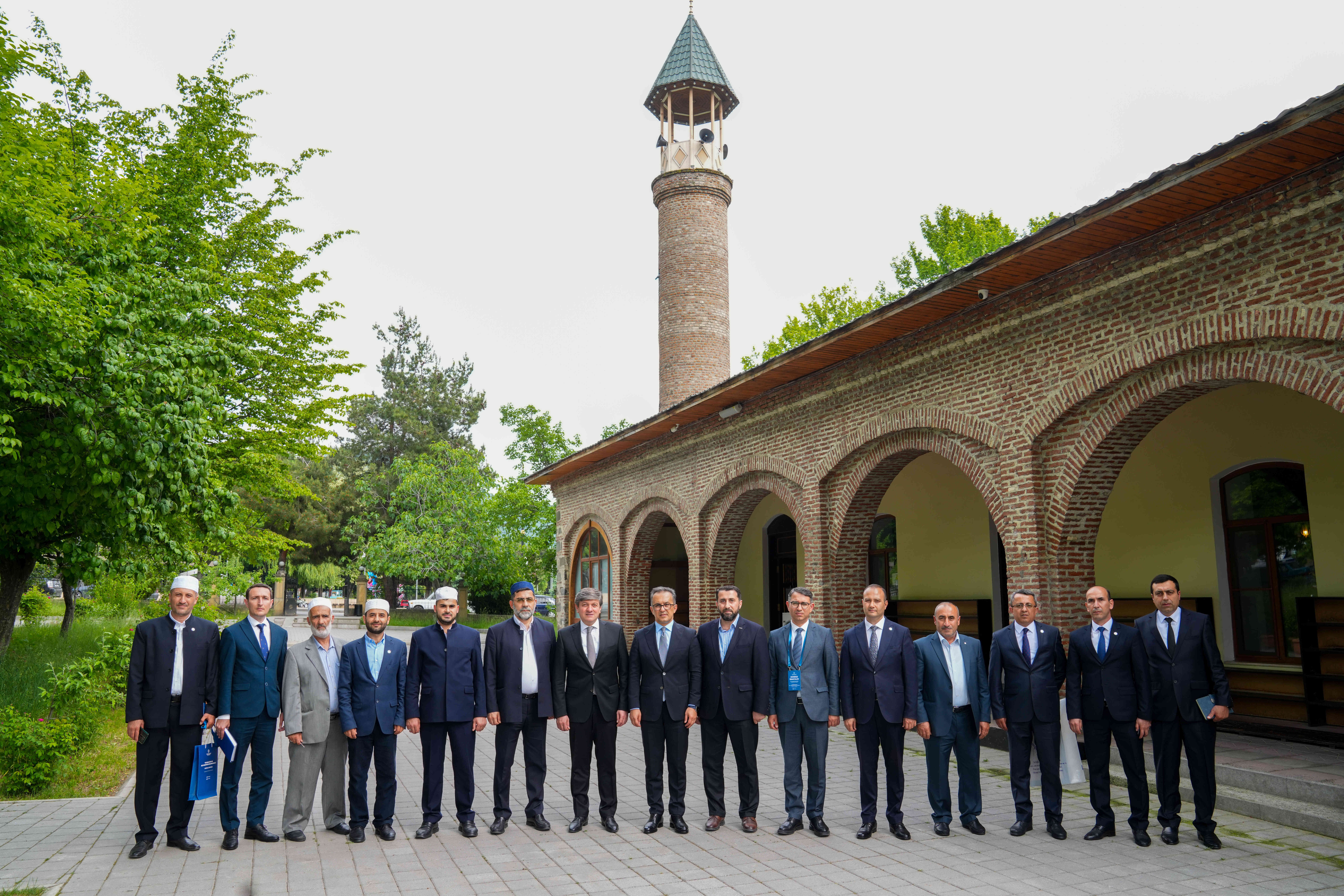Komitə sədri Qəbələ şəhərindəki məscidlərin fəaliyyəti ilə tanış olub