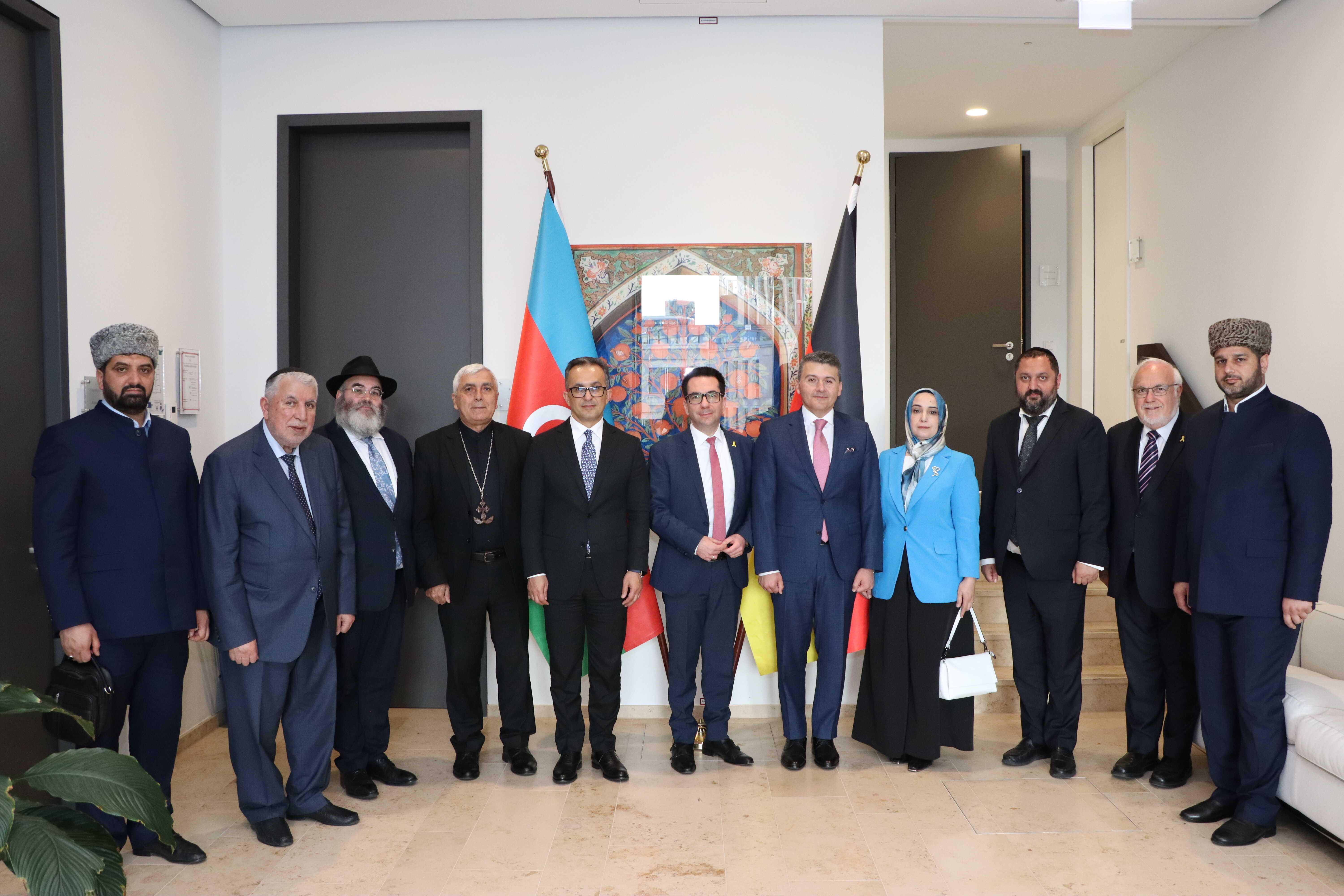 Azərbaycan nümayəndə heyəti Almaniyada müxtəlif dini konfessiyaların nümayəndələri ilə görüşüb - Image 12