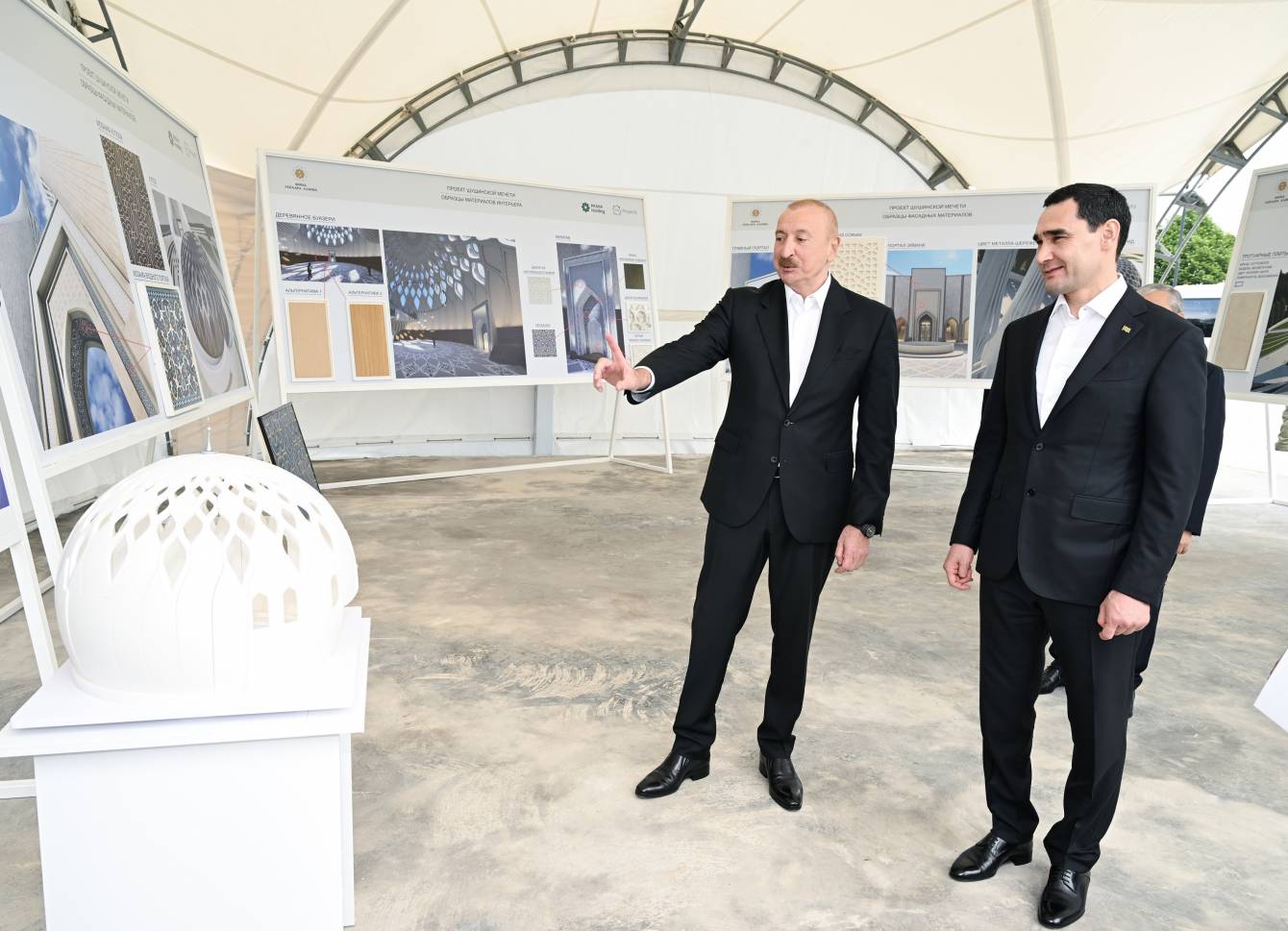 Azərbaycan və Türkmənistan prezidentləri Şuşa məscidində tikinti işlərinin gedişi ilə tanış olublar - Image 3