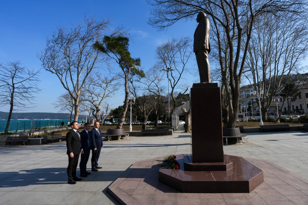 Azərbaycan nümayəndə heyəti İstanbulda Ümummilli Lider Heydər Əliyevin abidəsini ziyarət edib - Image 2
