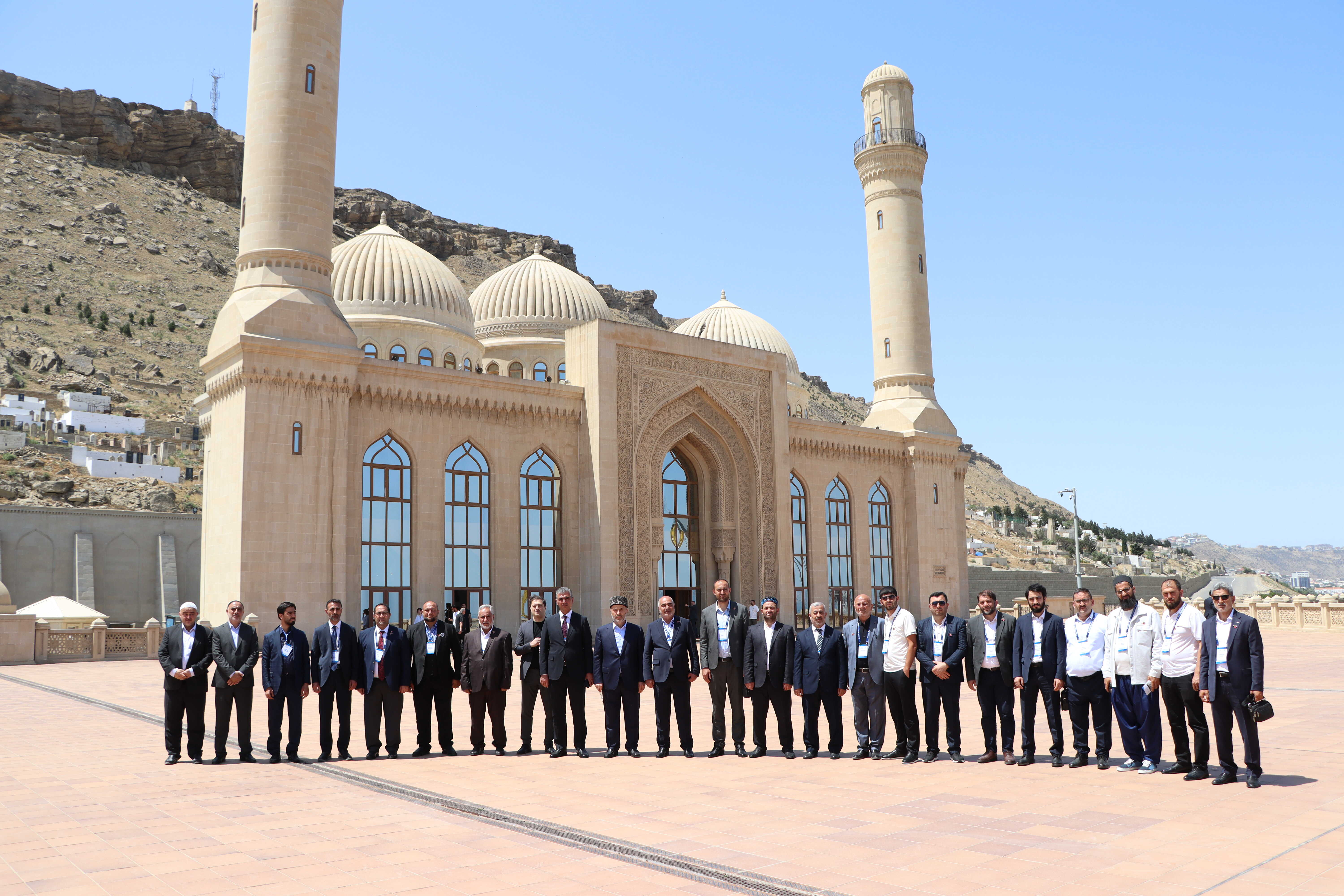 Azərbaycanda səfərdə olan din xadimləri Bakıda bir sıra ibadətgahların fəaliyyəti ilə tanış olublar - Image 8