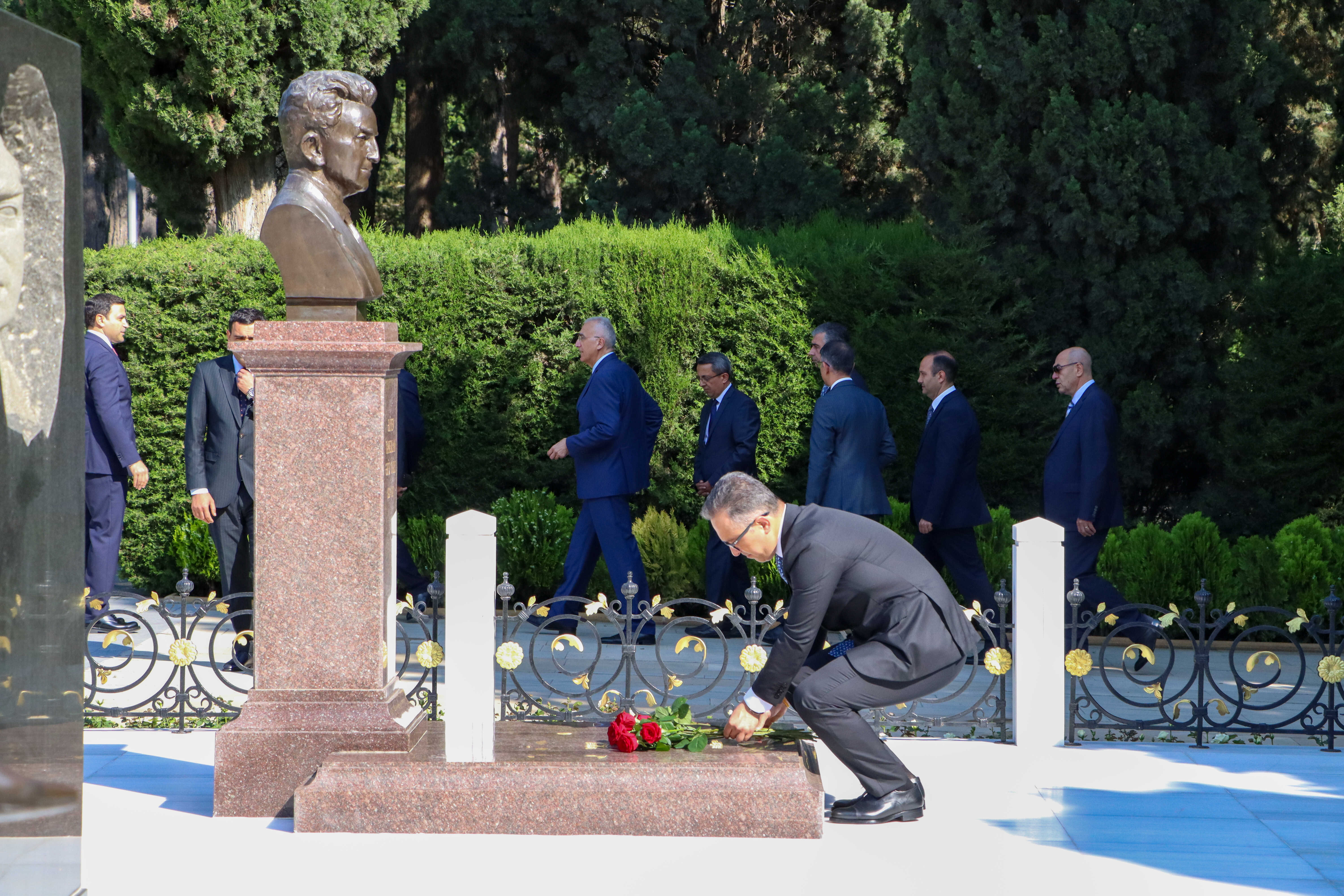 Dini Qurumlarla İş üzrə Dövlət Komitəsinin və tabeliyindəki qurumların kollektivi Fəxri xiyabanı ziyarət edib - Image 8