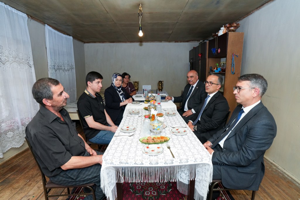 Şəkidə tələbənin ailəsi ziyarət olunub - Image 2