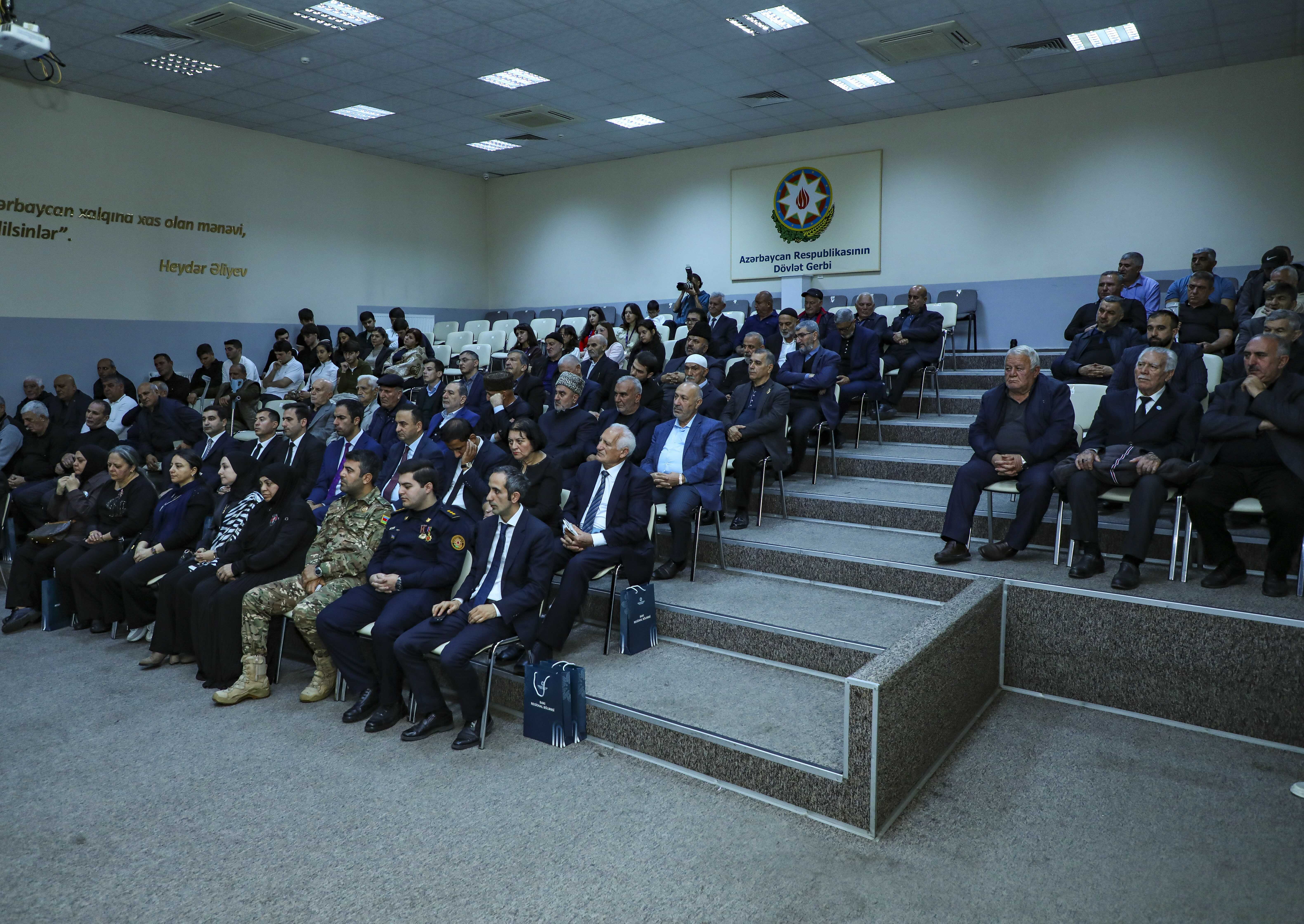 Sabunçu rayonunda “Bir bayraq altında həmrəylik və vətənpərvərlik” mövzusunda konfrans keçirilib - Image 6