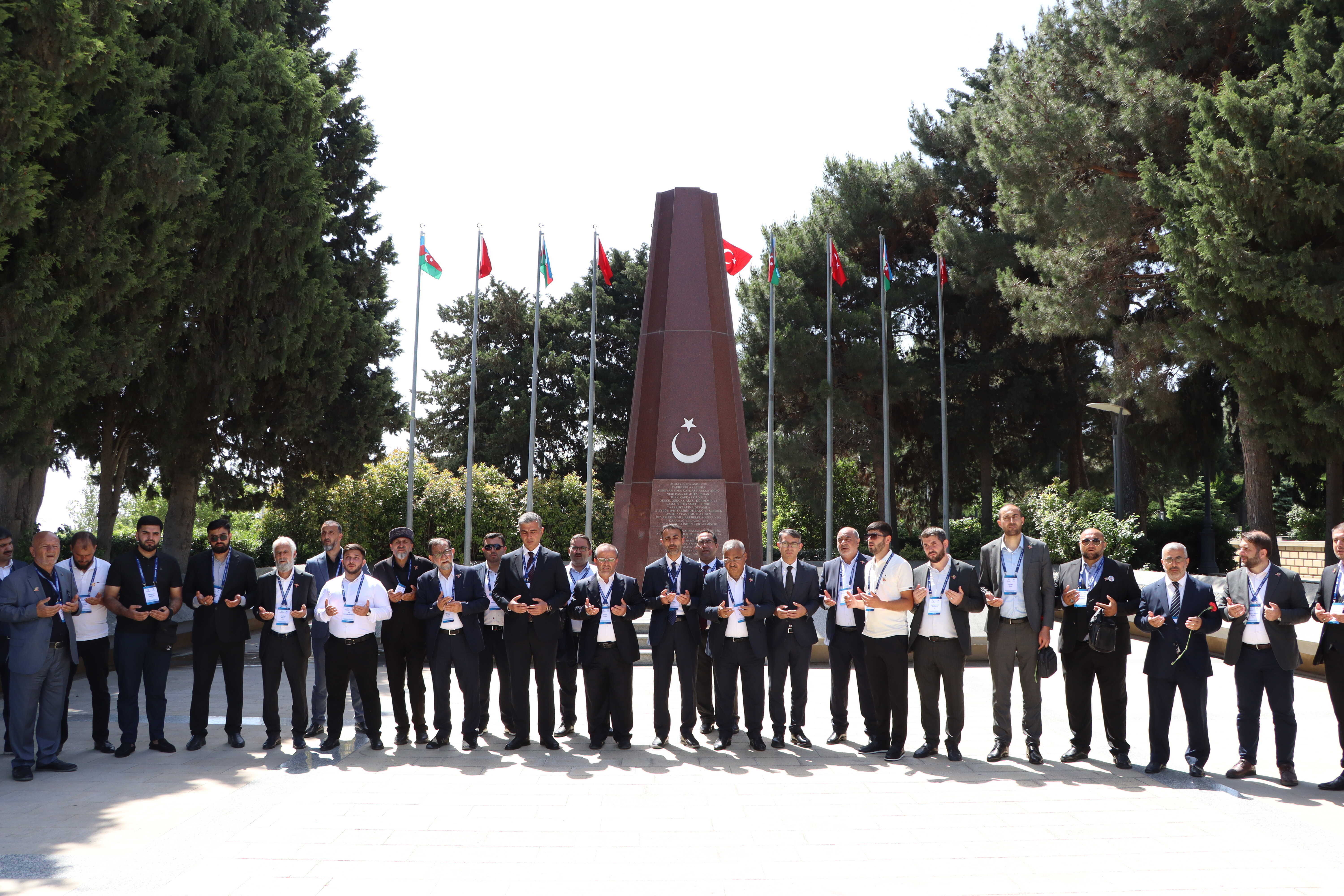 Din xadimləri Fəxri xiyabanı və Şəhidlər xiyabanını, Türk şəhidliyi abidəsini ziyarət ediblər - Image 1