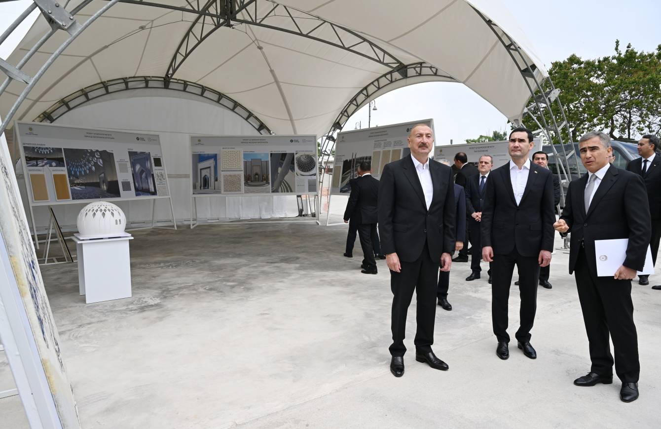 Azərbaycan və Türkmənistan prezidentləri Şuşa məscidində tikinti işlərinin gedişi ilə tanış olublar