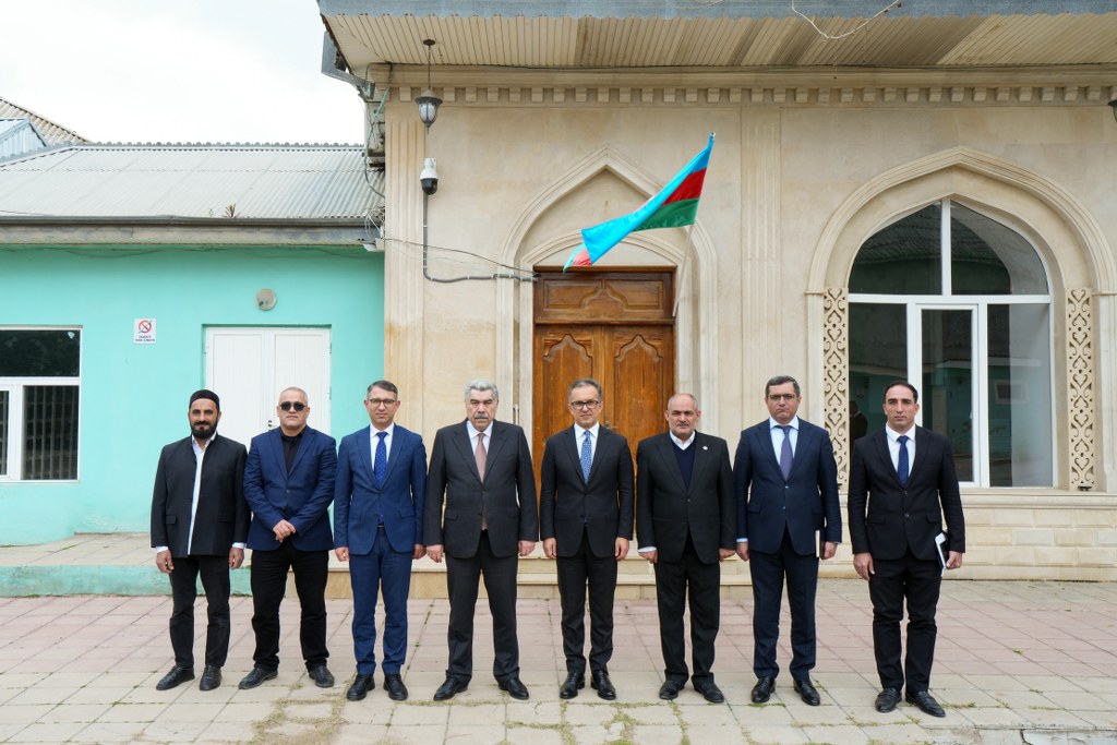 Dövlət Komitəsinin sədri Salyan şəhərində yerləşən məscidlərin fəaliyyəti ilə tanış olub - Image 1