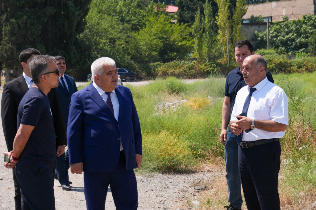 Bərdədə yeni qəbiristanlığın salınması nəzərdə tutulan əraziyə baxış keçirilib - Image 3