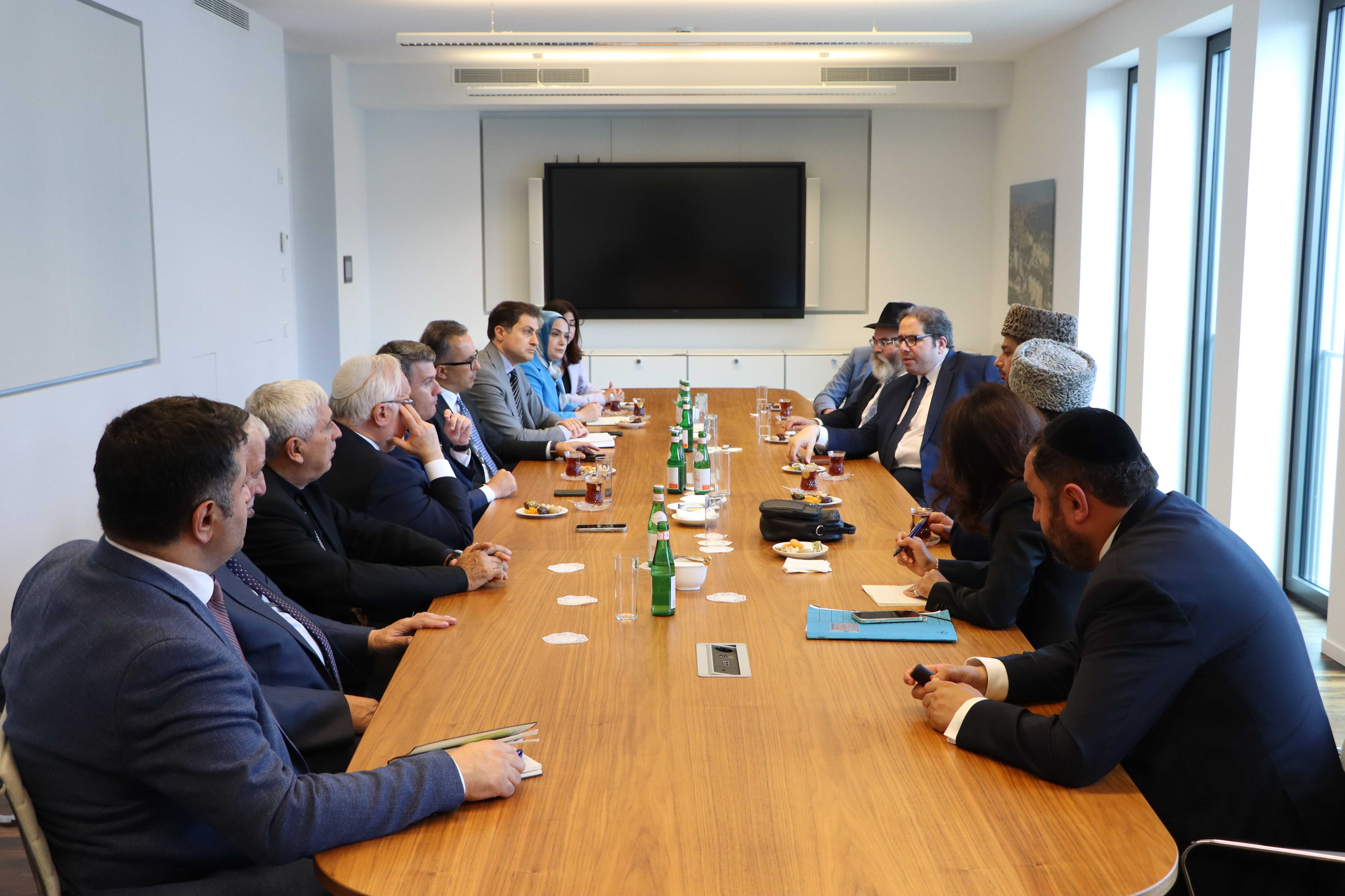 Azərbaycan nümayəndə heyəti Almaniyada müxtəlif dini konfessiyaların nümayəndələri ilə görüşüb - Image 18